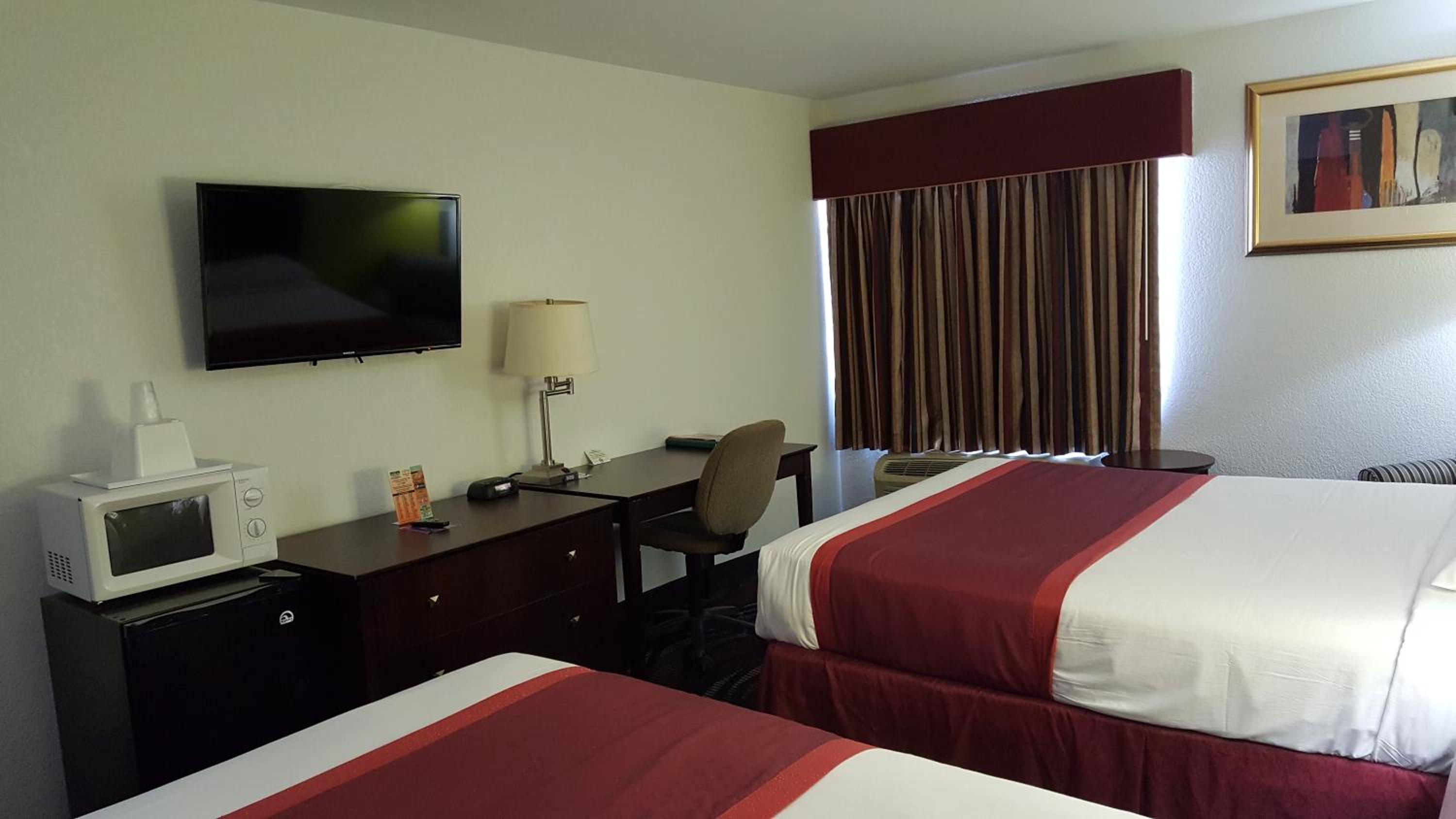 Queen Room with Two Queen Beds - Photo 4