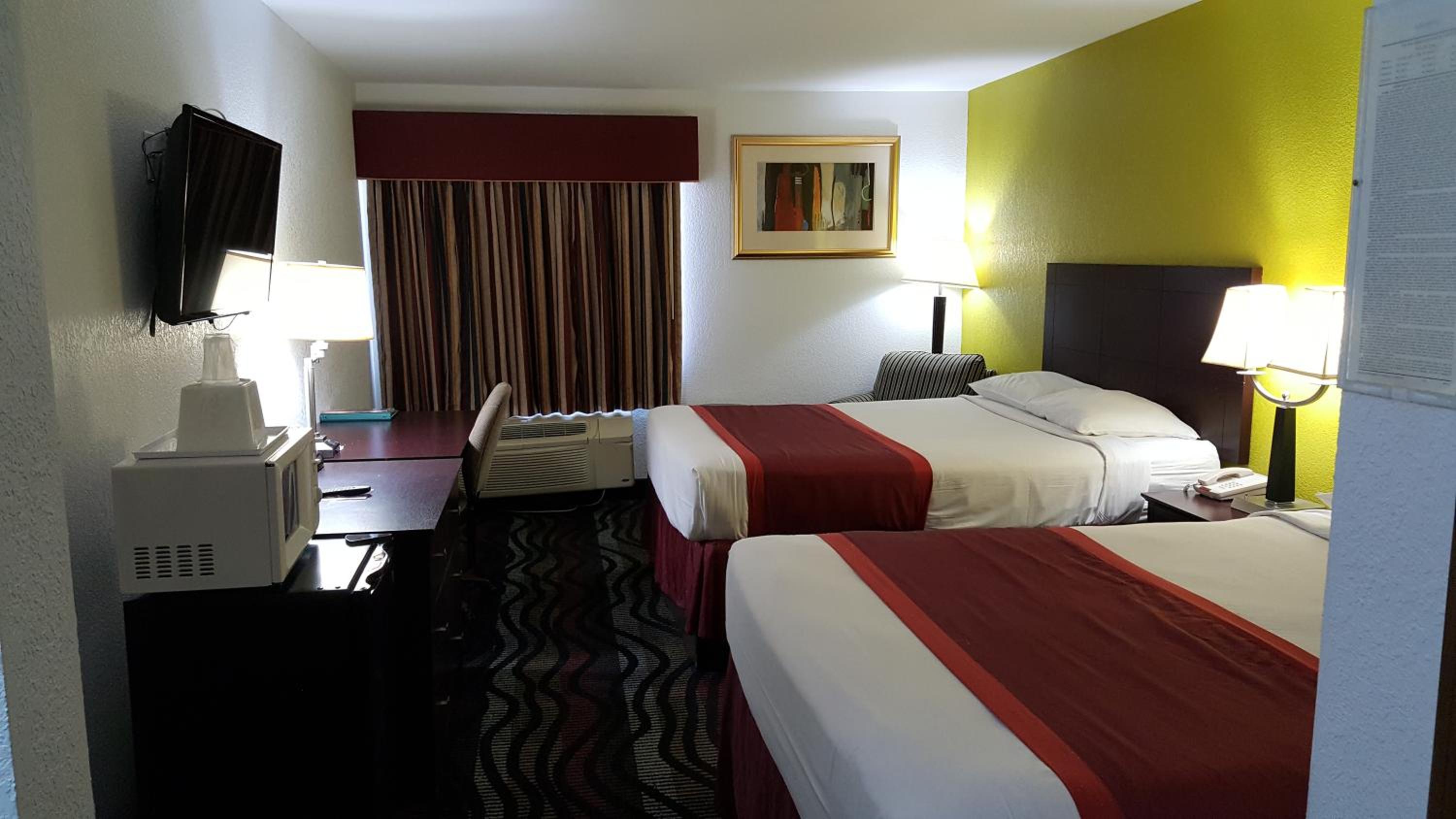Queen Room with Two Queen Beds - Photo 3