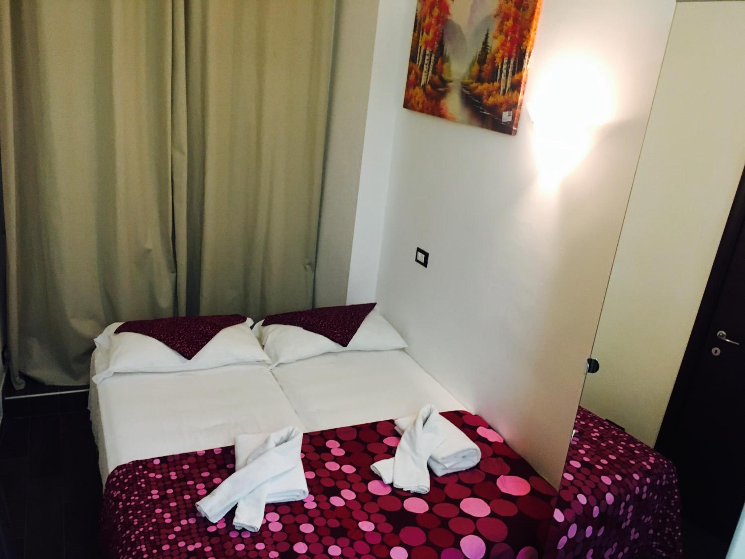 Twin Room with Private Bathroom photo 3