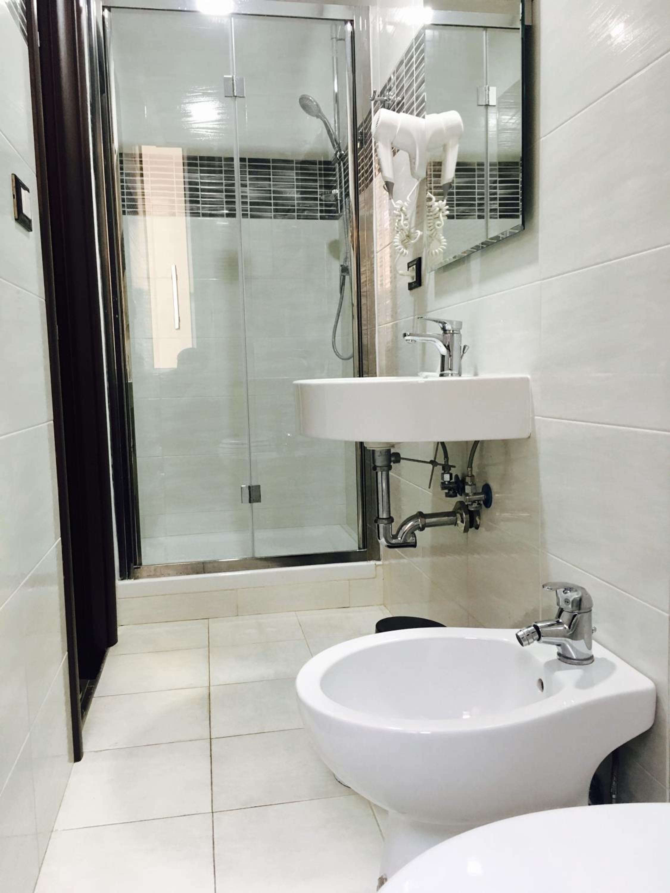 Twin Room with Private Bathroom photo 2