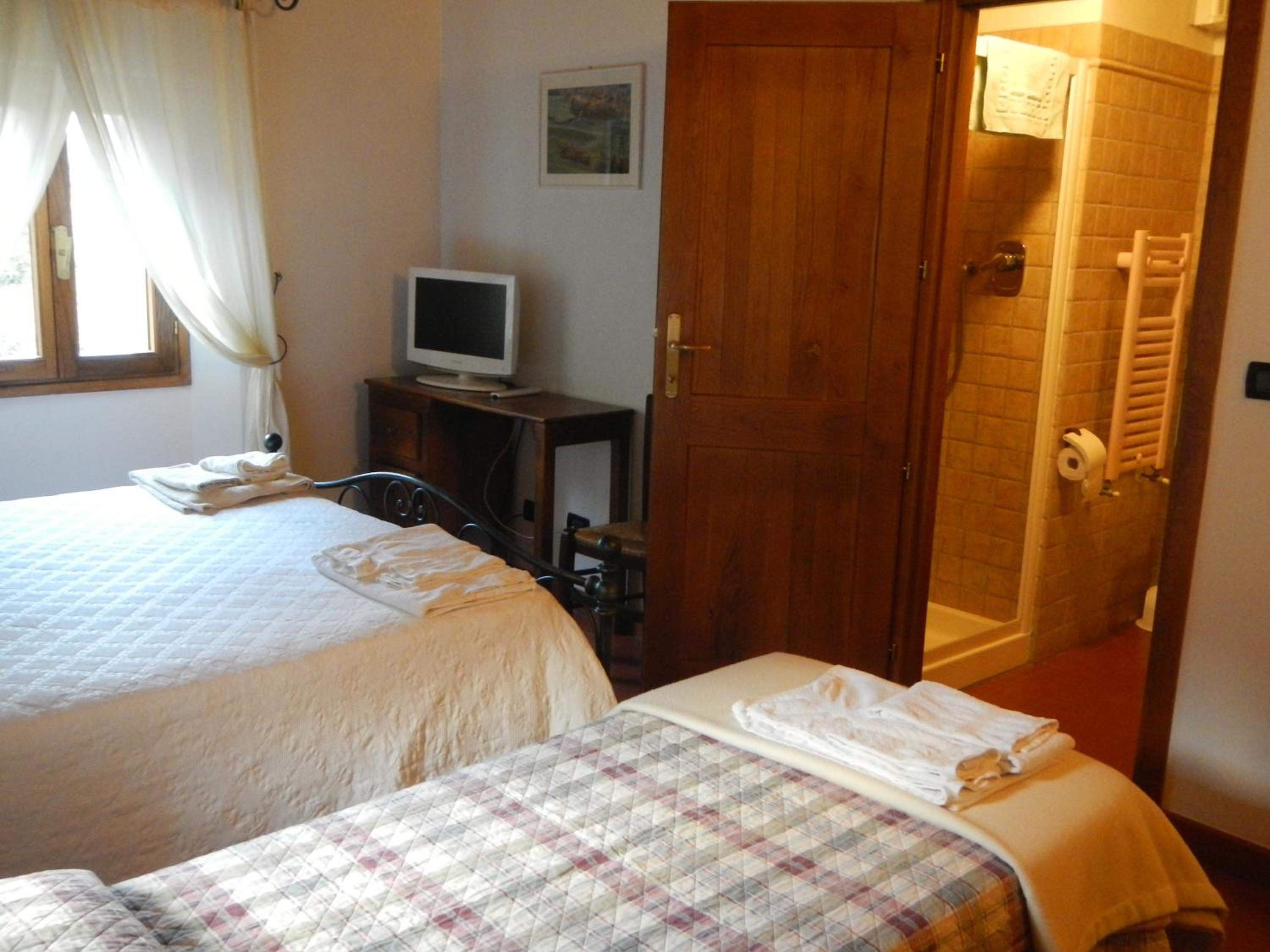 Double or Twin Room with Private Bathroom photo 2