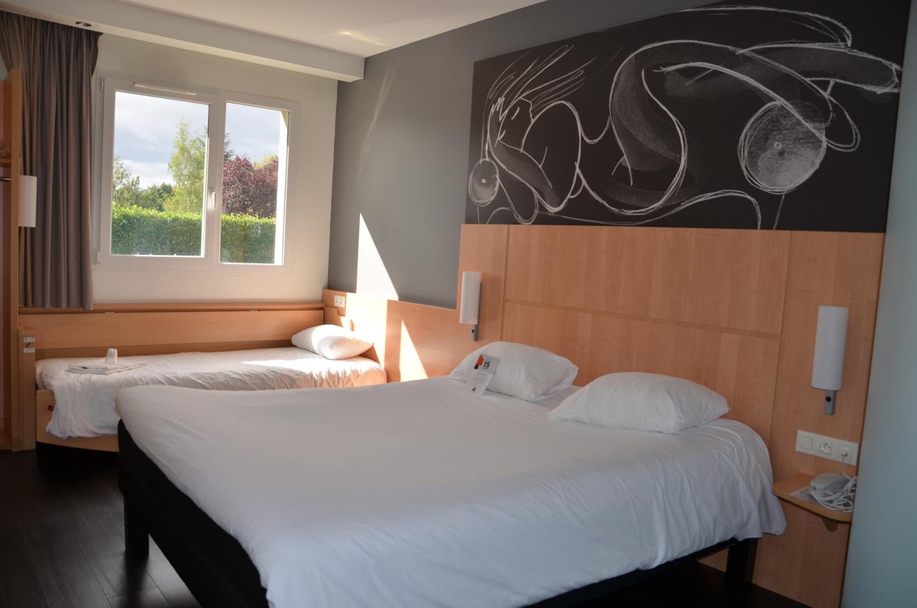 Standard Room with one double and one single bed - Photo 1