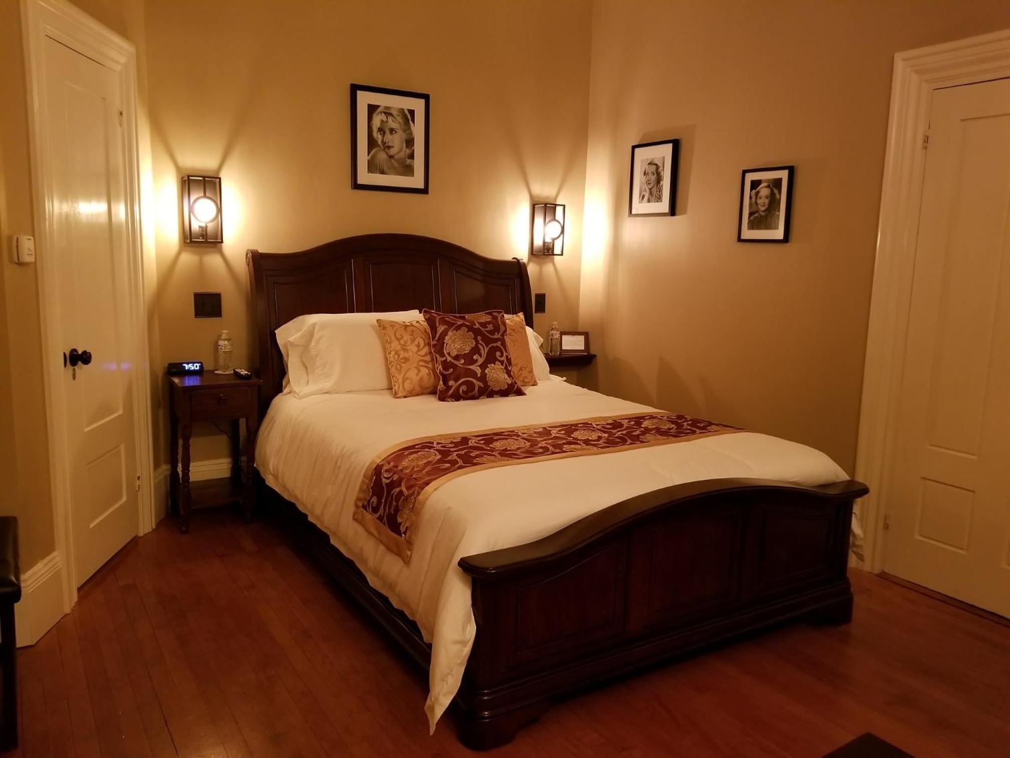 Queen Room photo 2