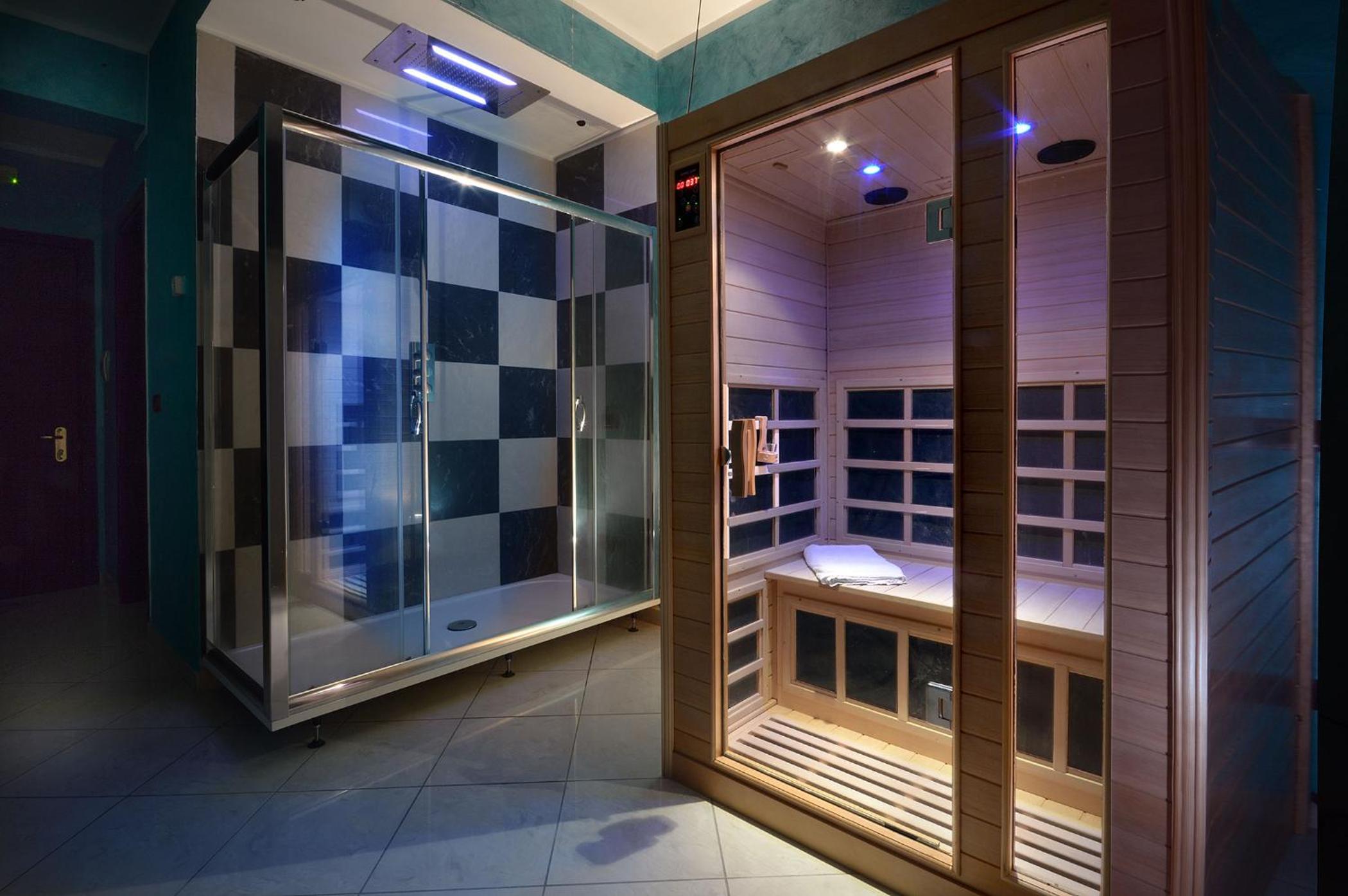 Double Room with Spa Access - Photo 8
