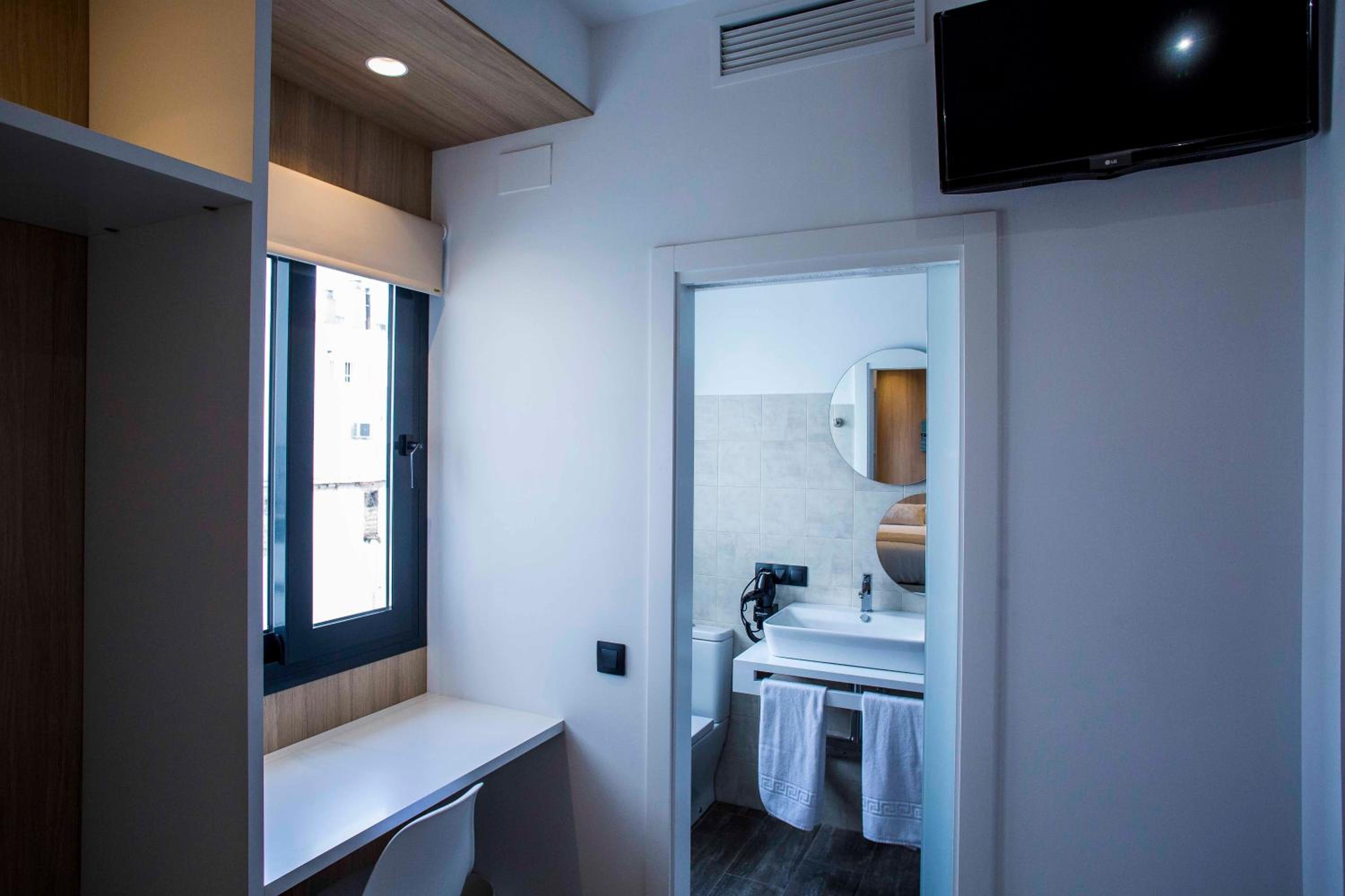 Queen Room with Private Bathroom - Photo 3