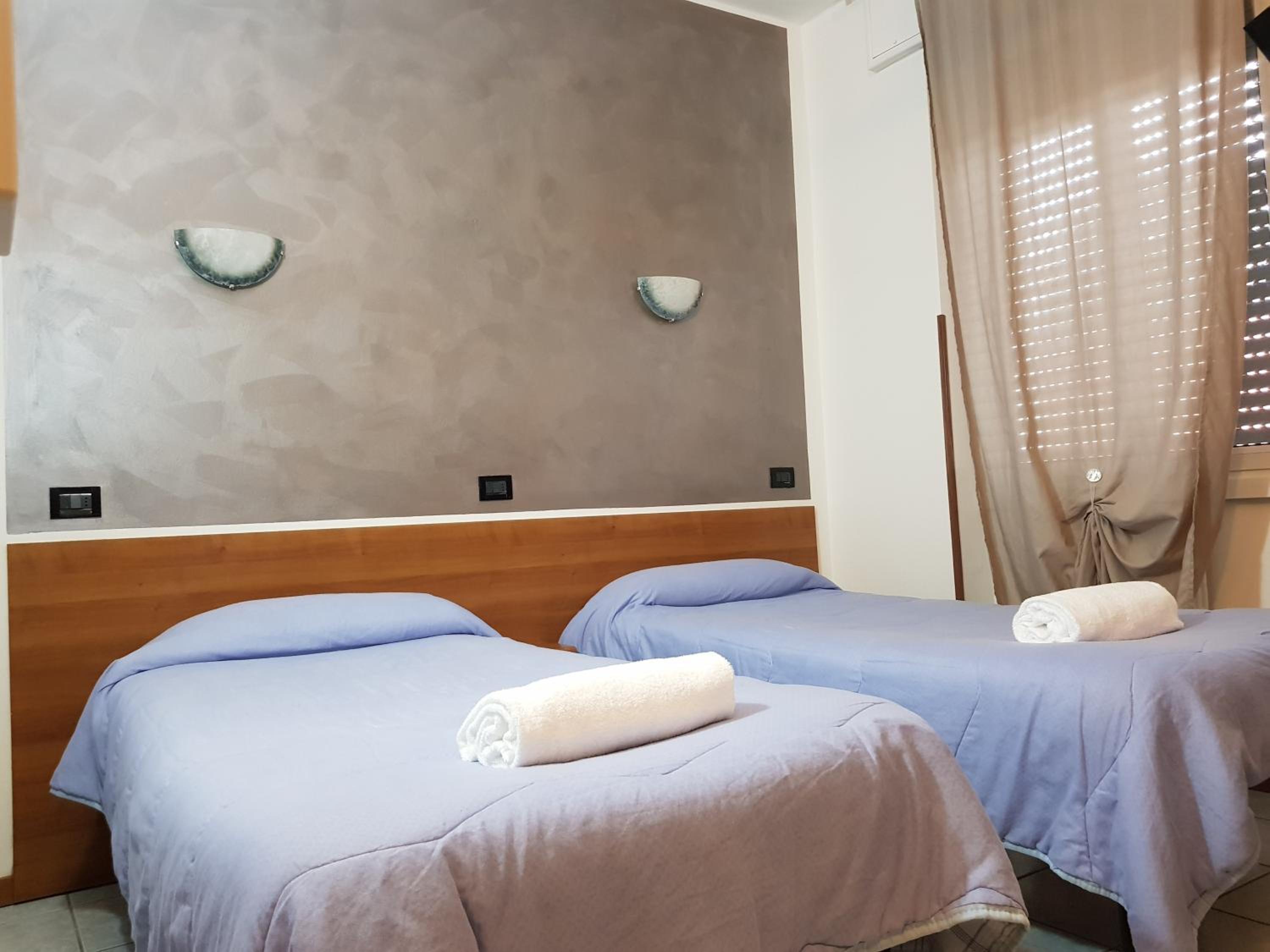 Twin Room - Photo 3