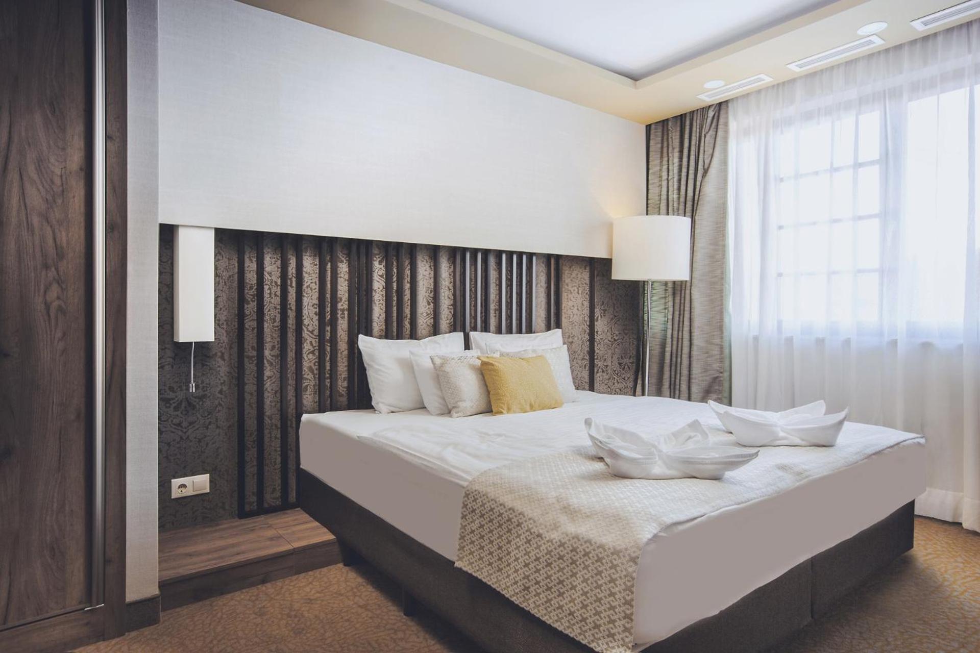 Junior Suite with Balcony thumbnail 5