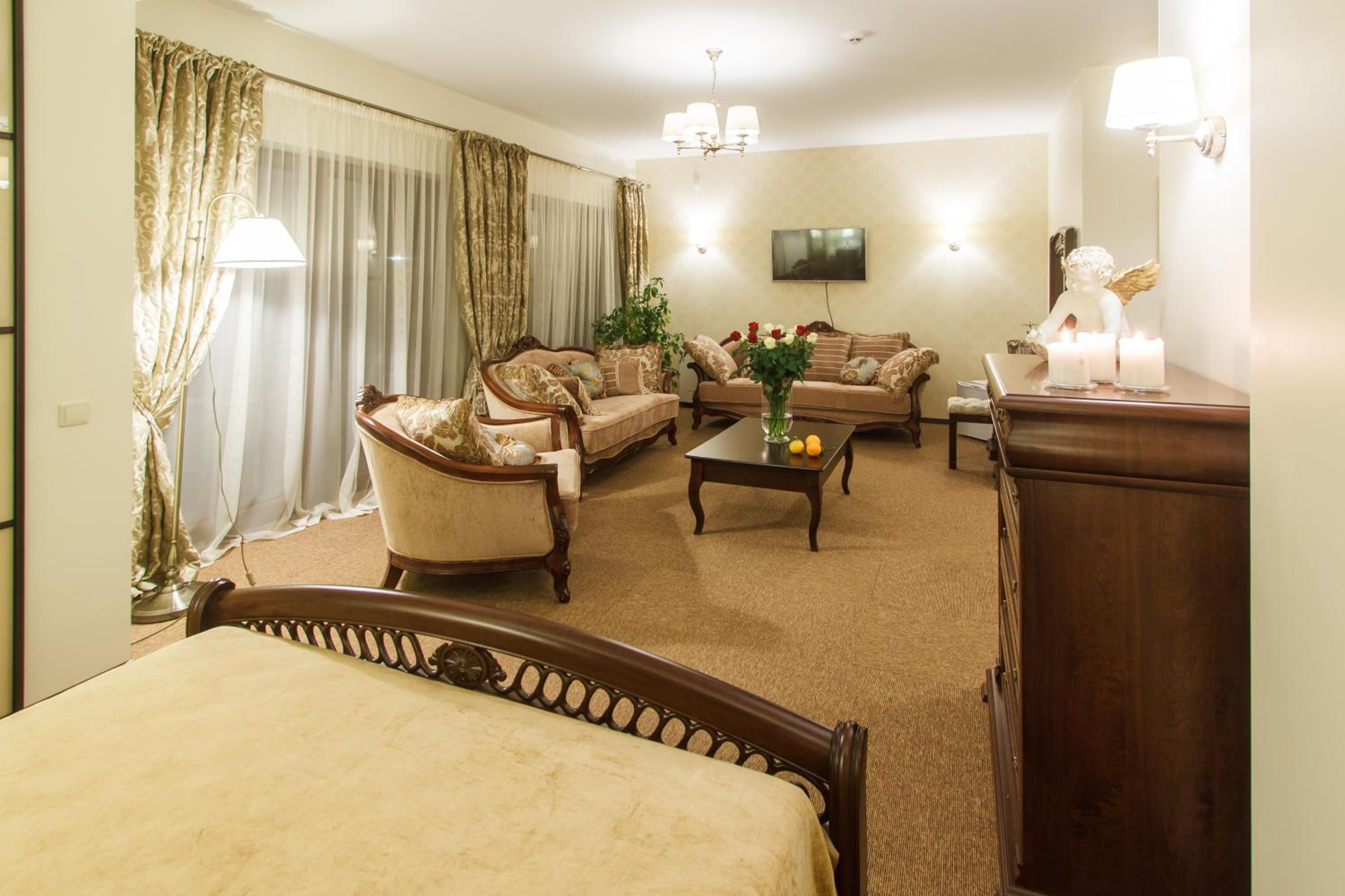 Junior Suite with Balcony - Photo 4