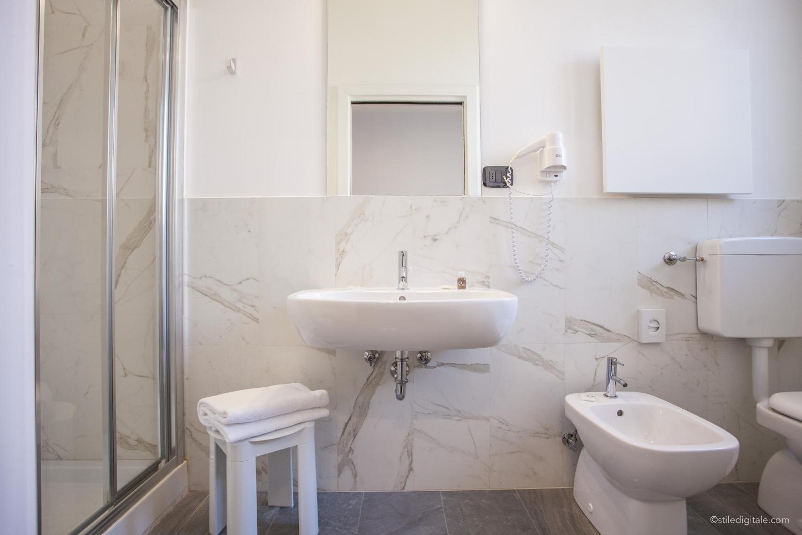 Double Room - Photo 12
