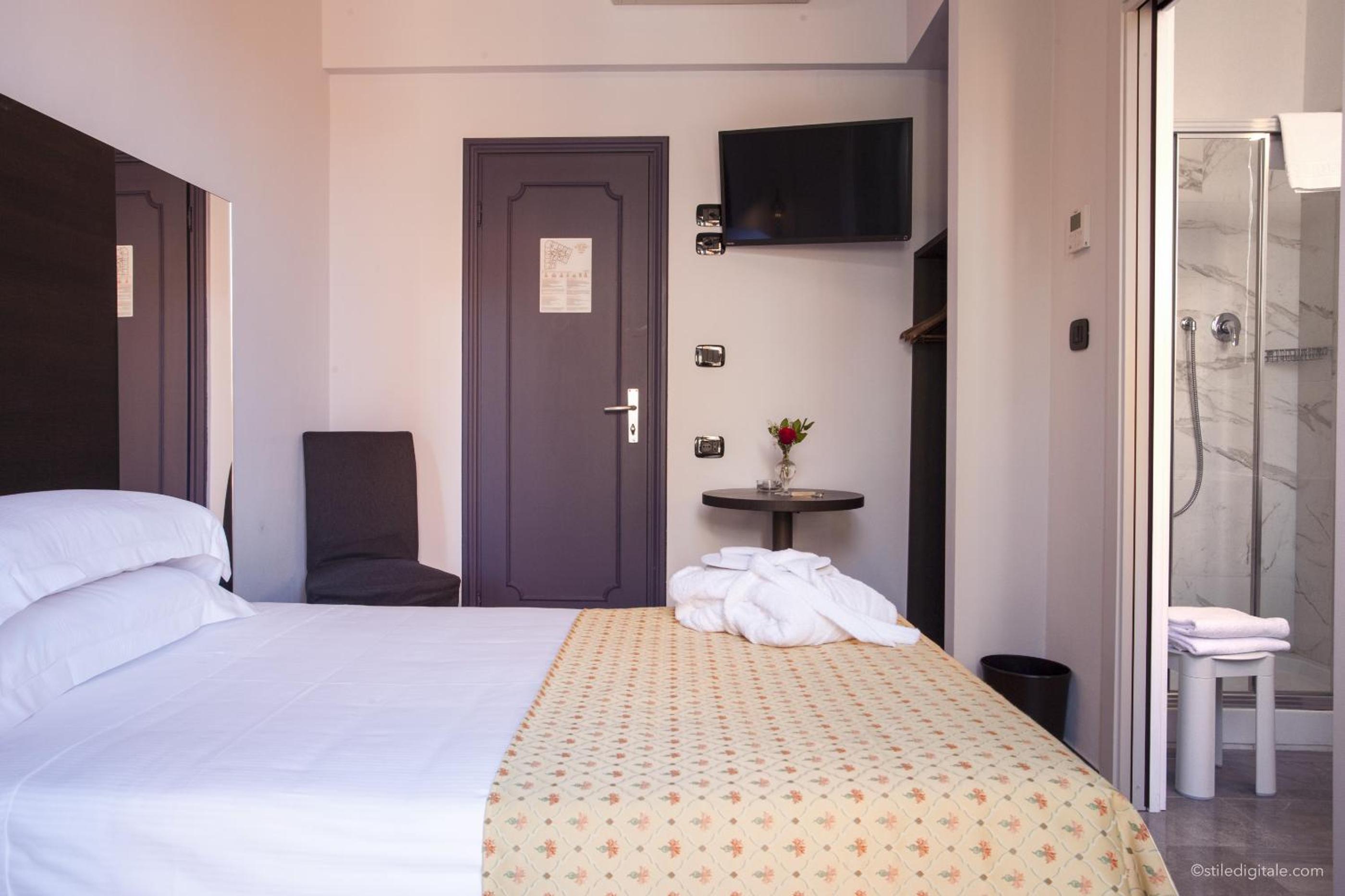 Double Room - Photo 7