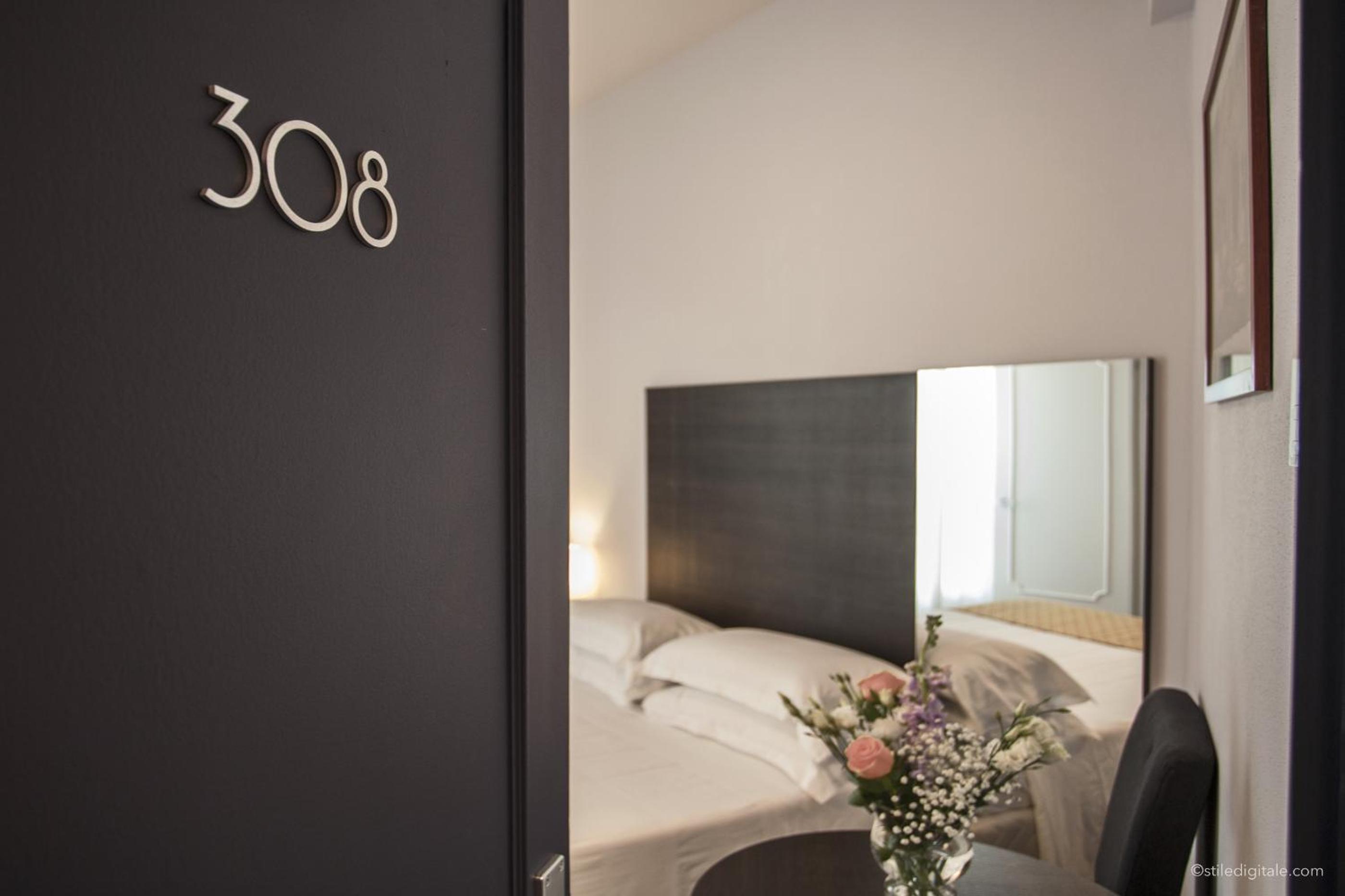 Double Room - Photo 8