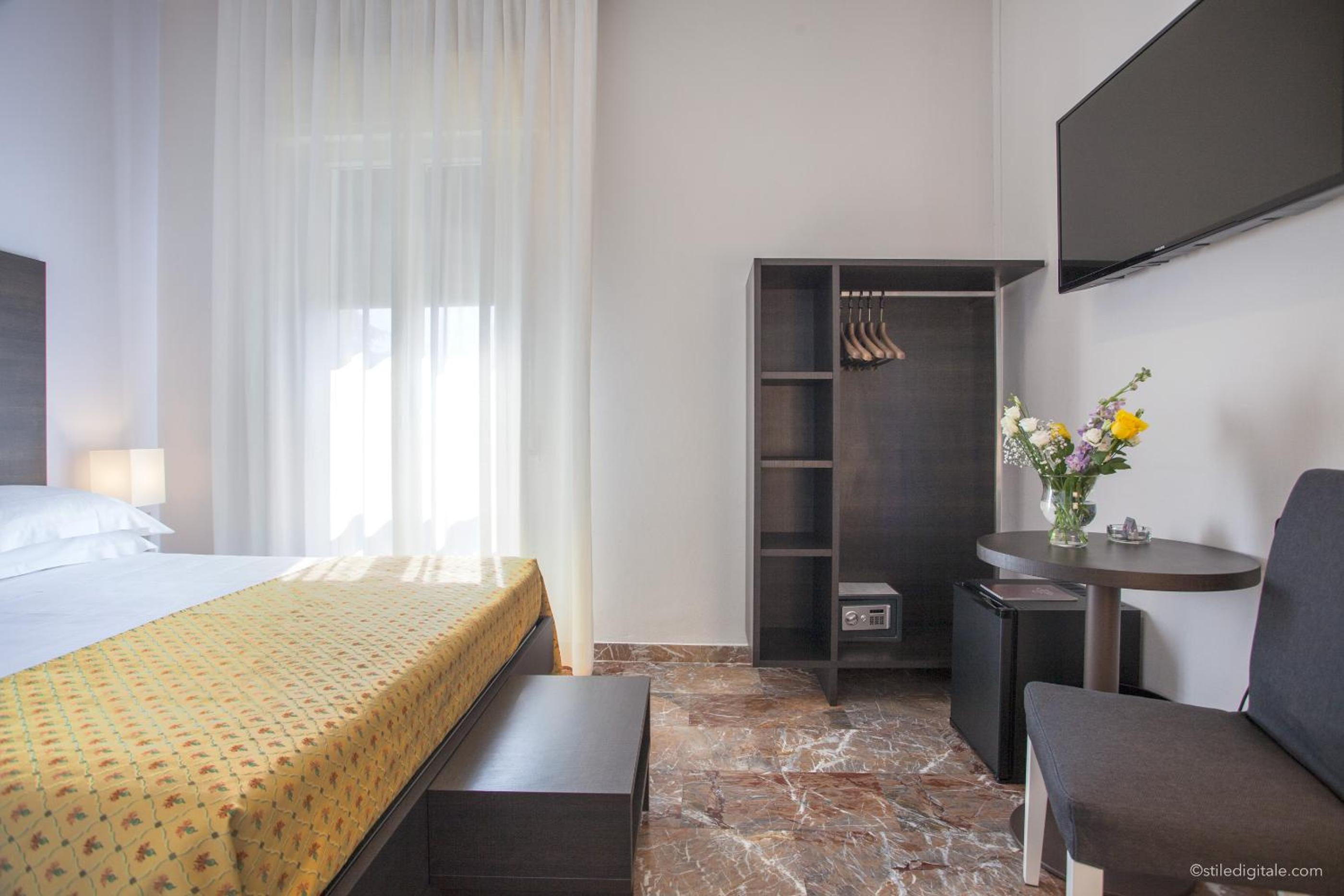 Double Room - Photo 11