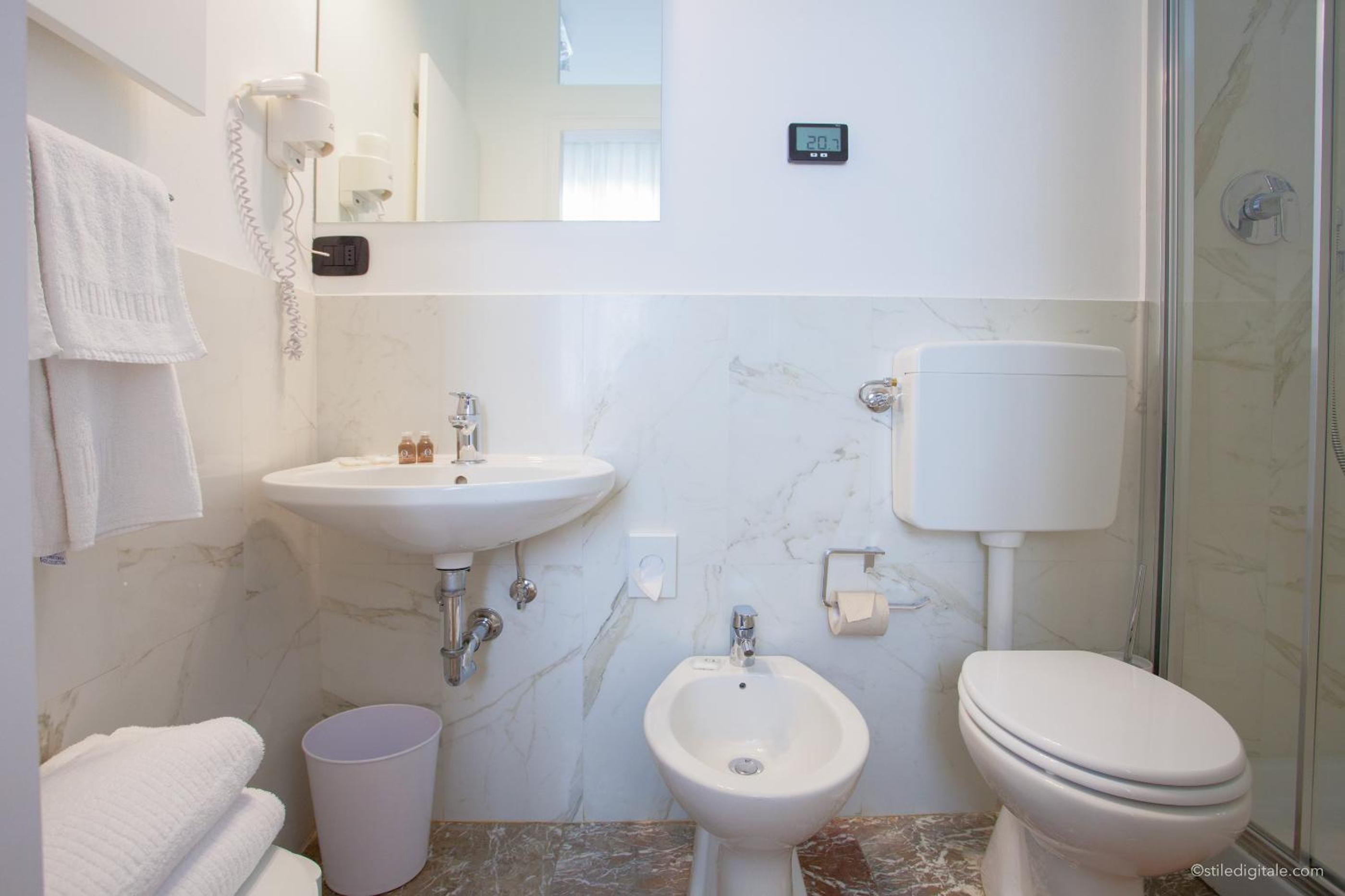 Double Room - Photo 6