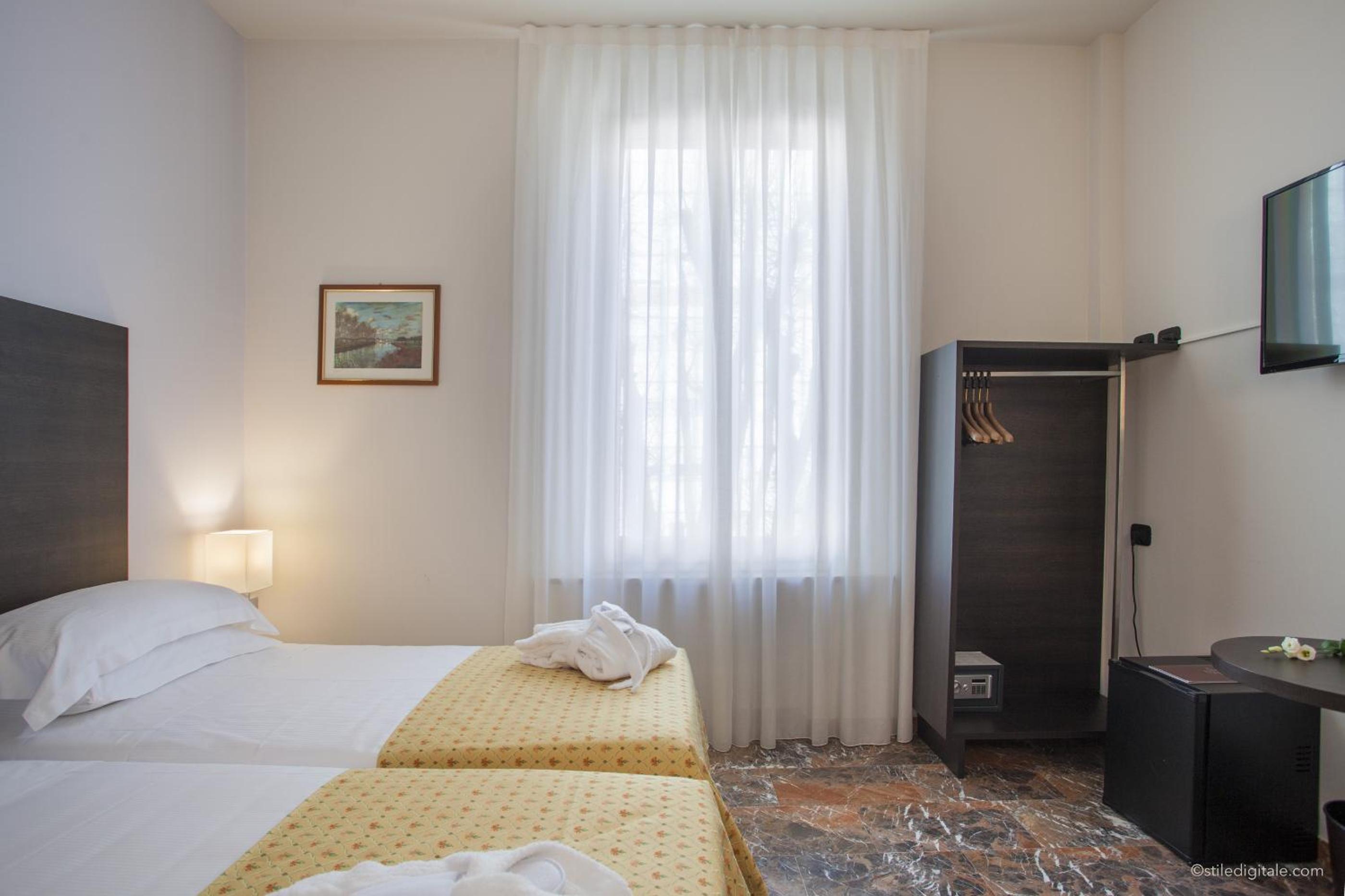 Twin Room - Photo 2