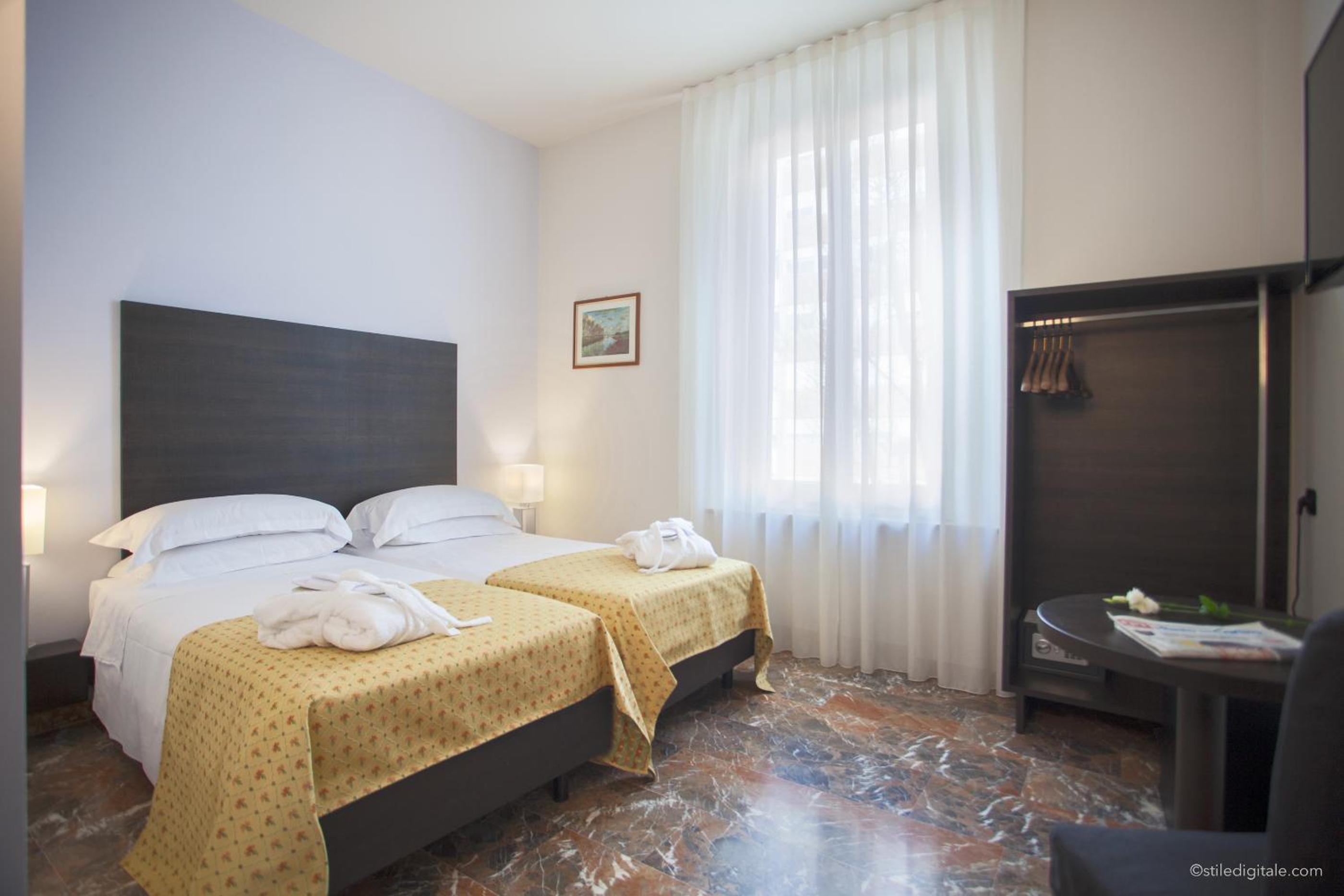 Twin Room - Photo 4