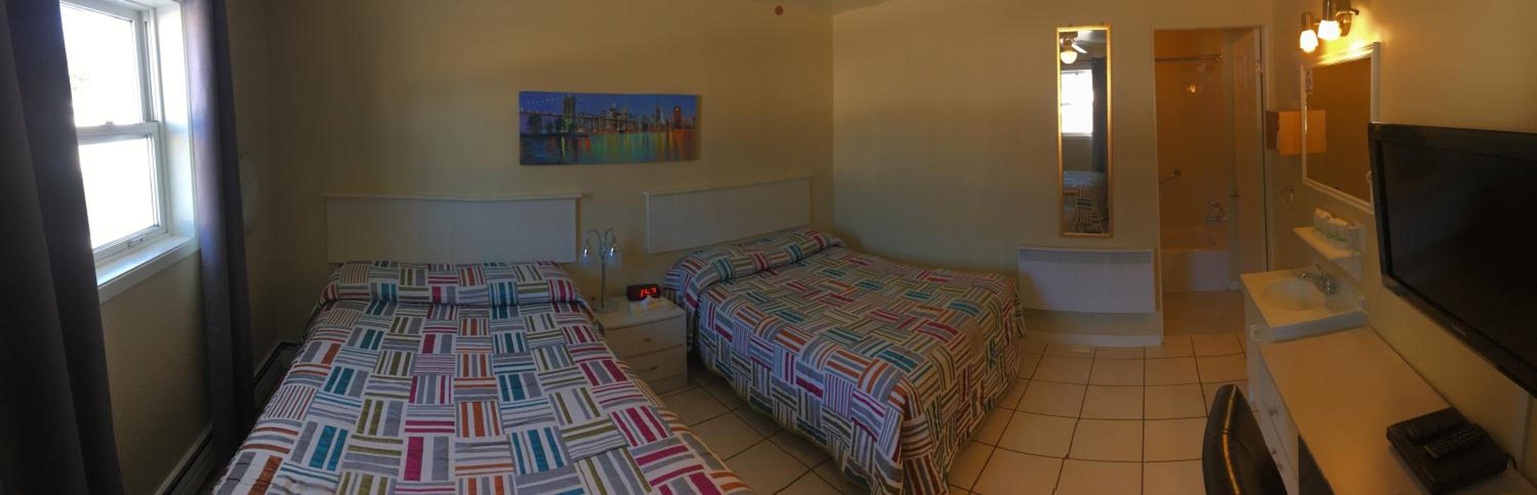 Quadruple Room with Private Bathroom - Photo 2