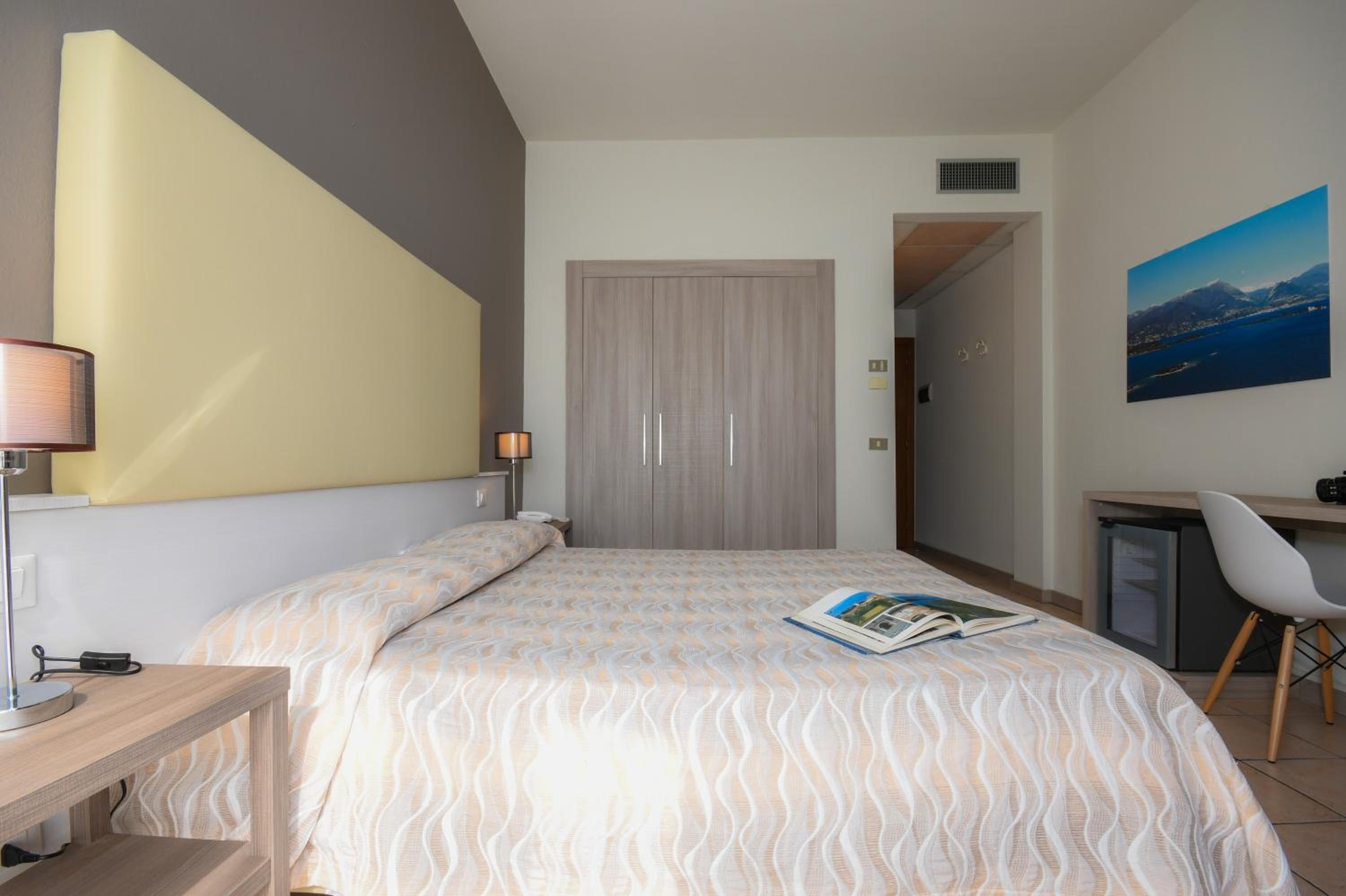 Double or Twin Room with Partial Lake View photo 3