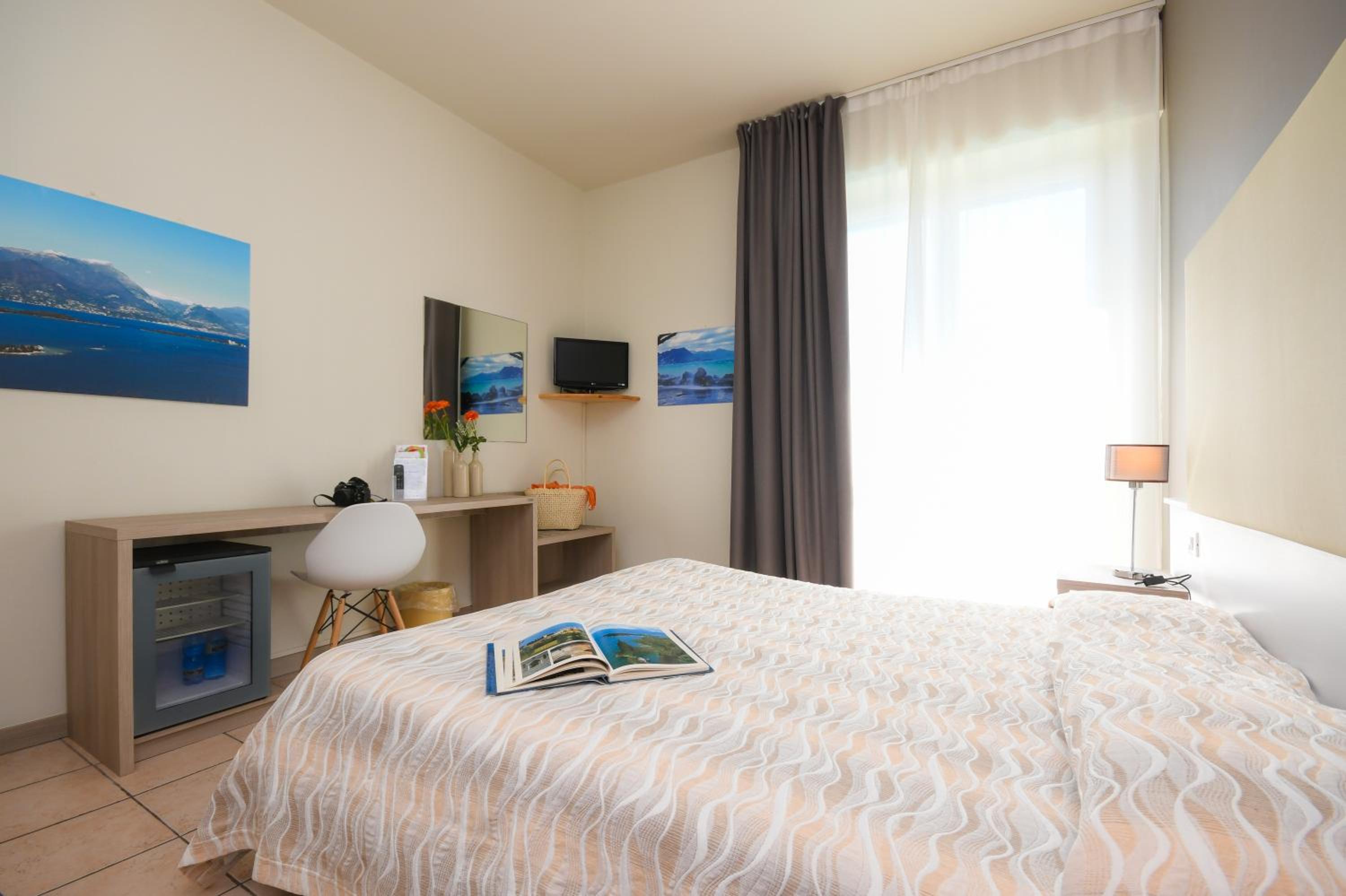 Double or Twin Room with Partial Lake View photo 2