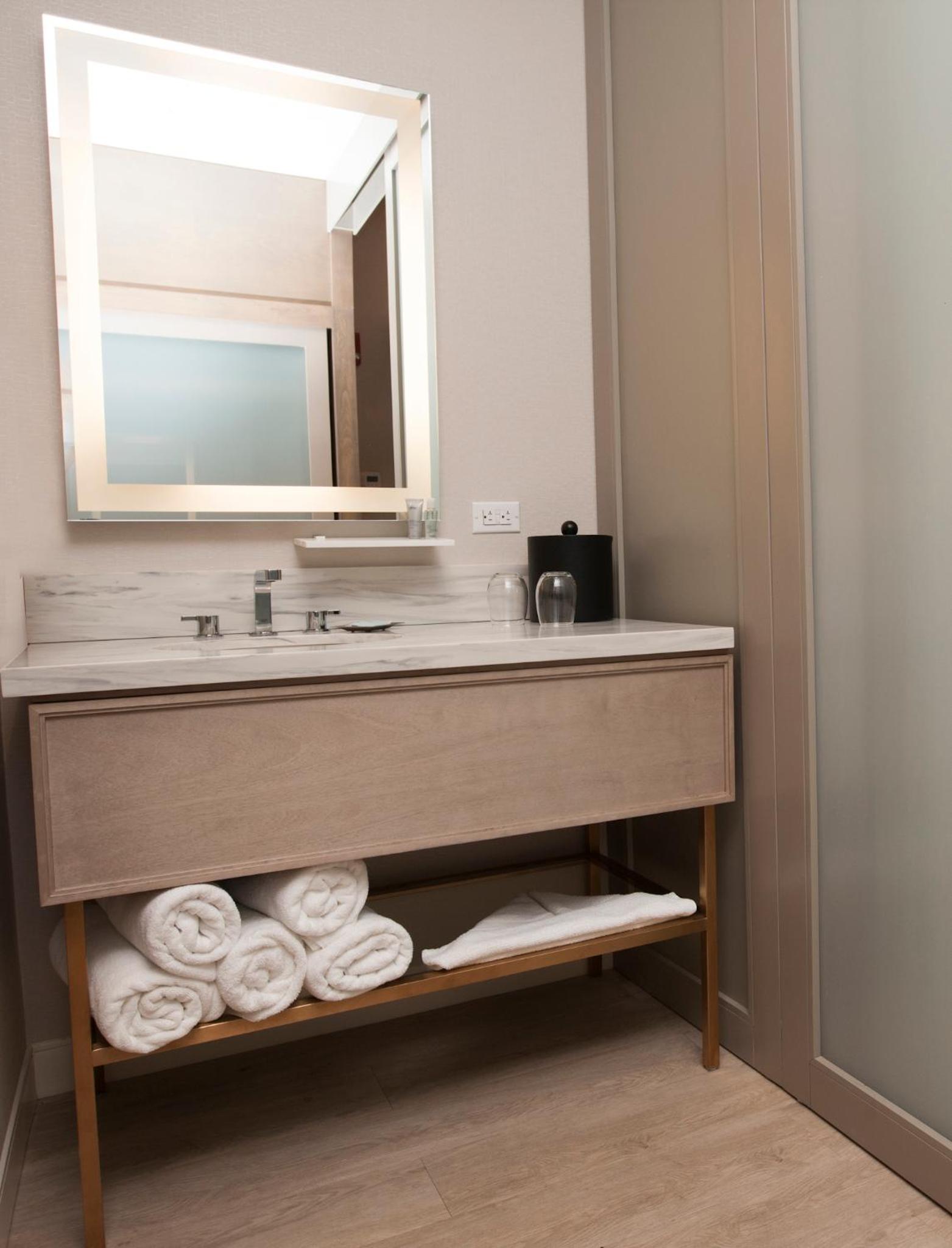 Deluxe Queen Suite - Photo 4
