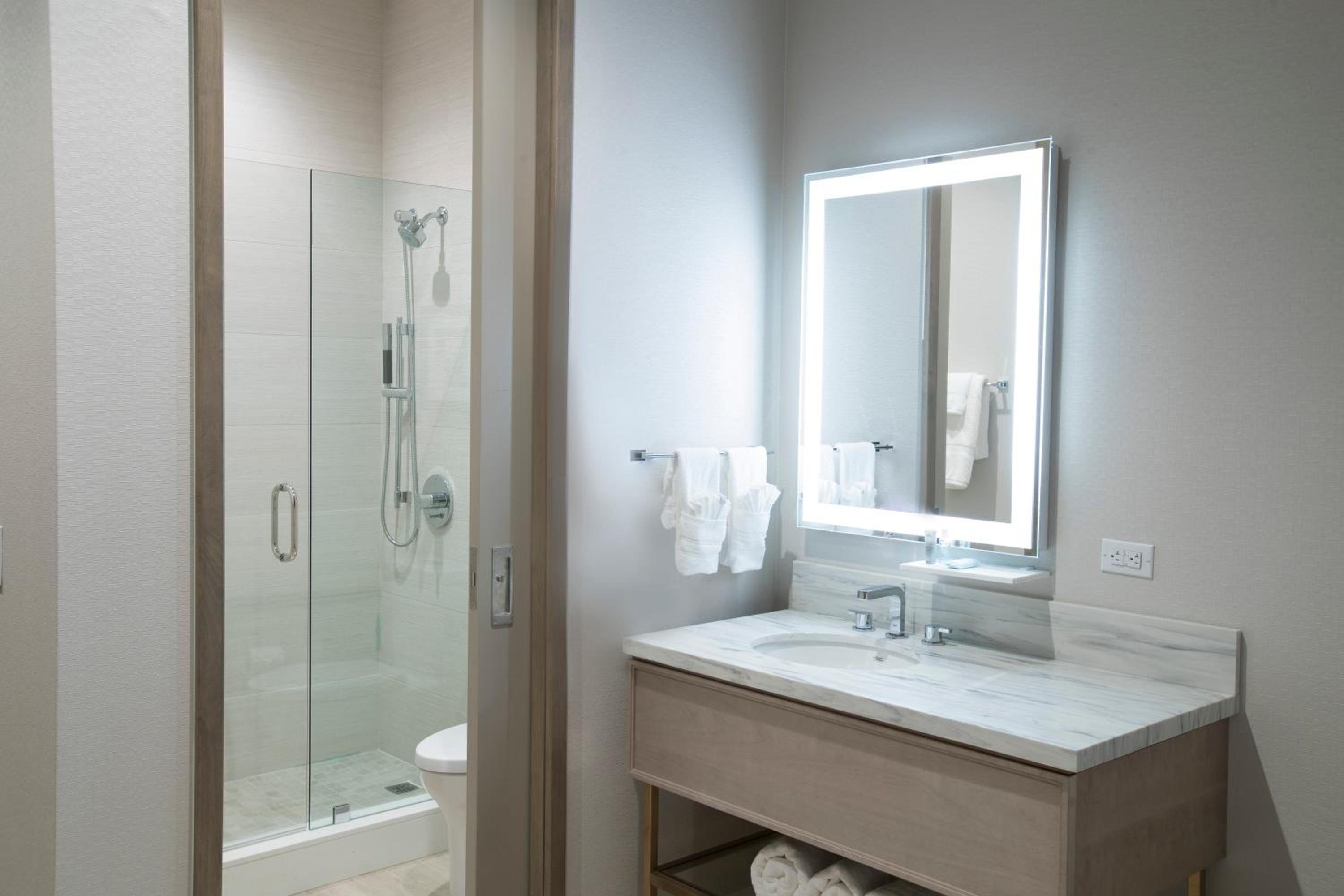 Deluxe Queen Suite - Photo 2