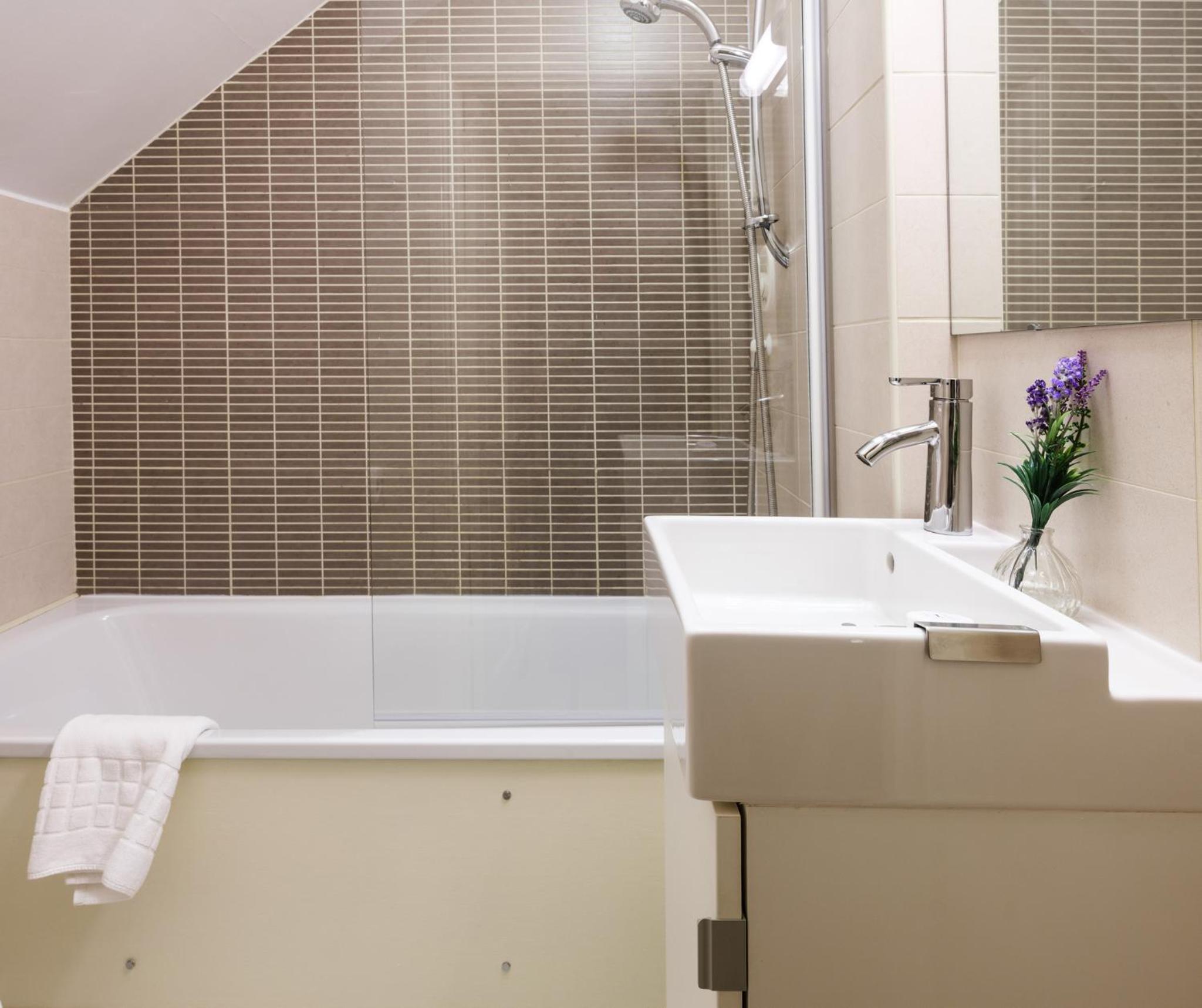 Deluxe Double Room with Bath - Photo 4