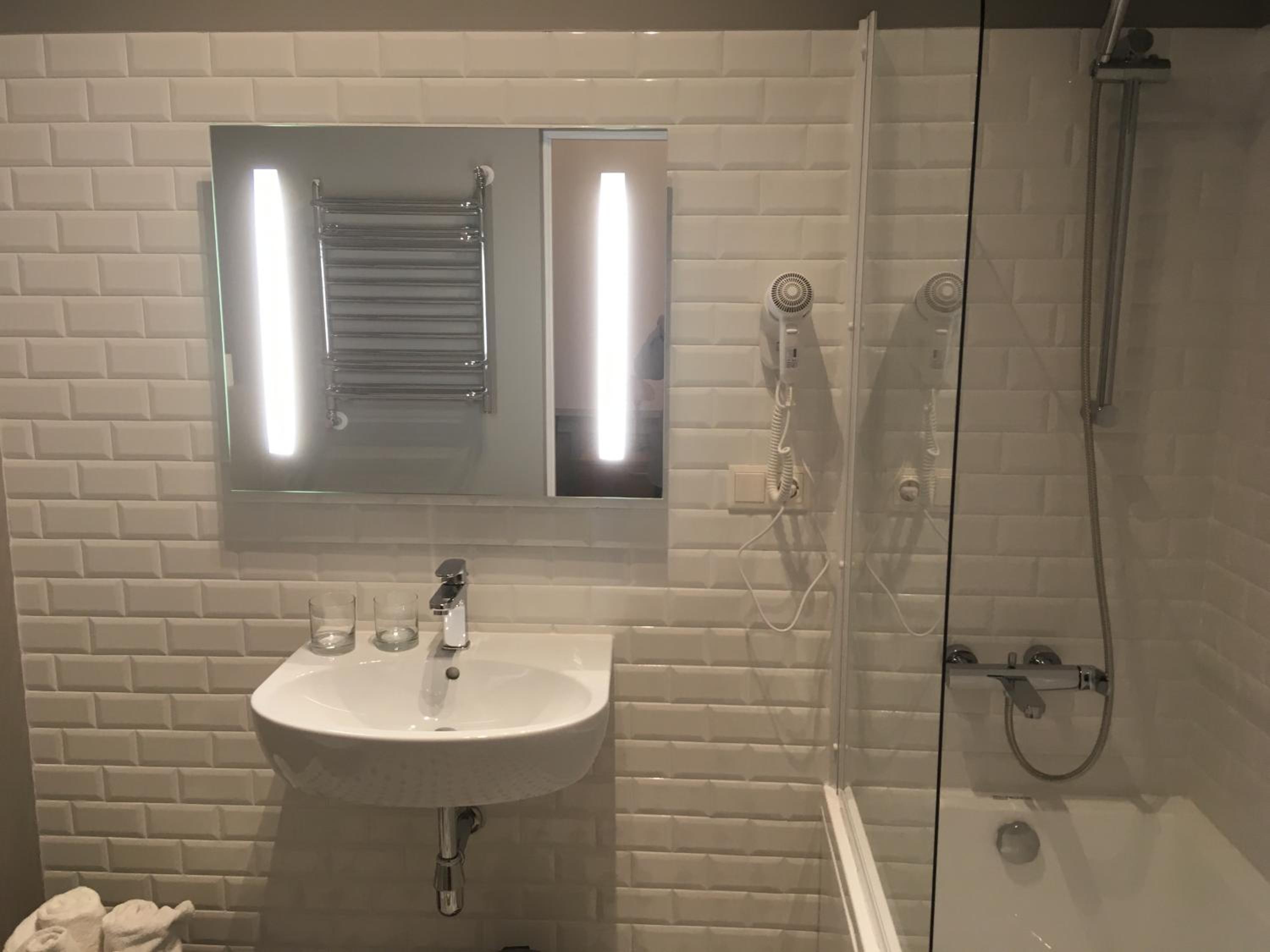 Twin Room - Photo 11