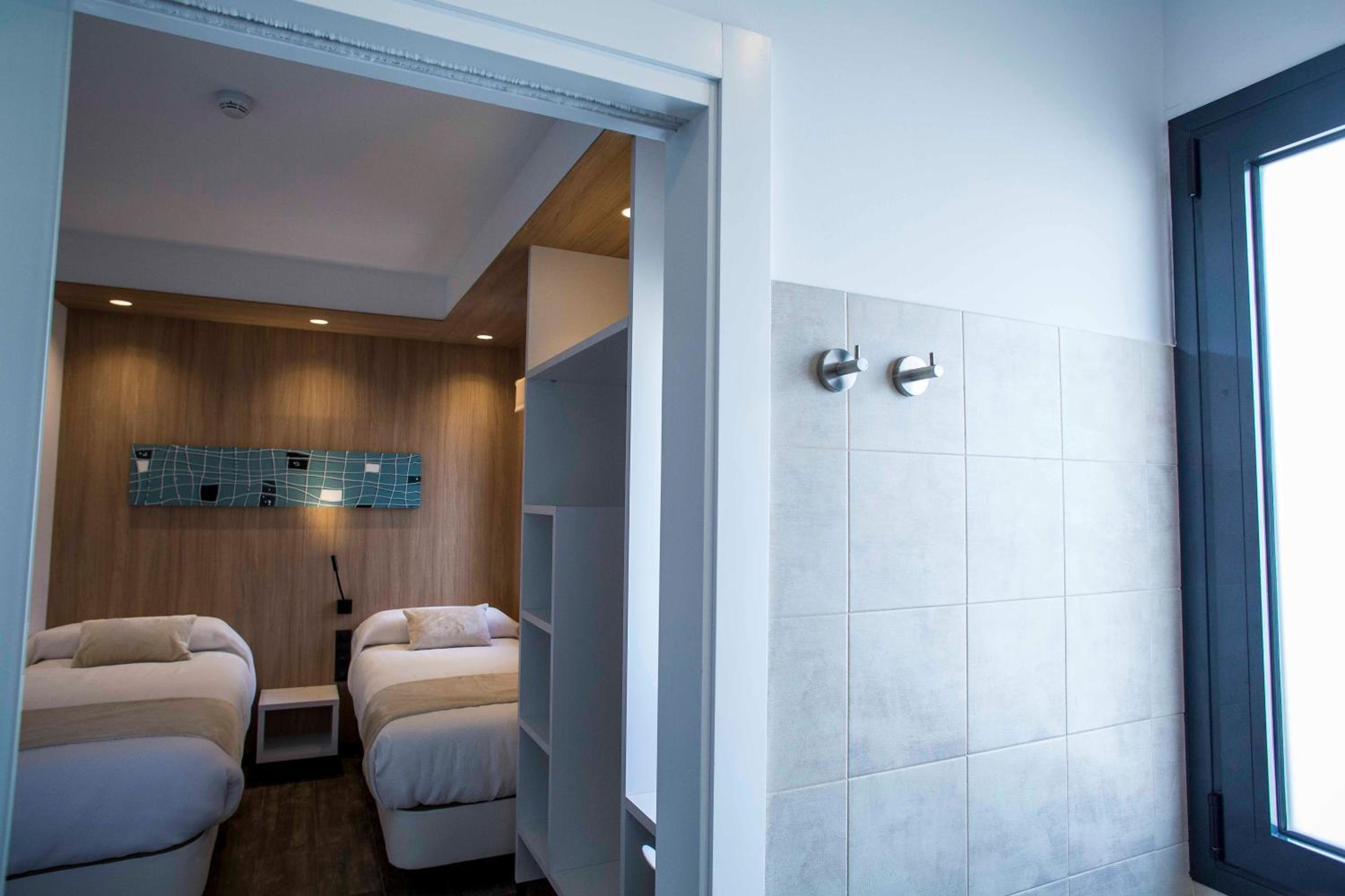Twin Room with Private Bathroom - Photo 19