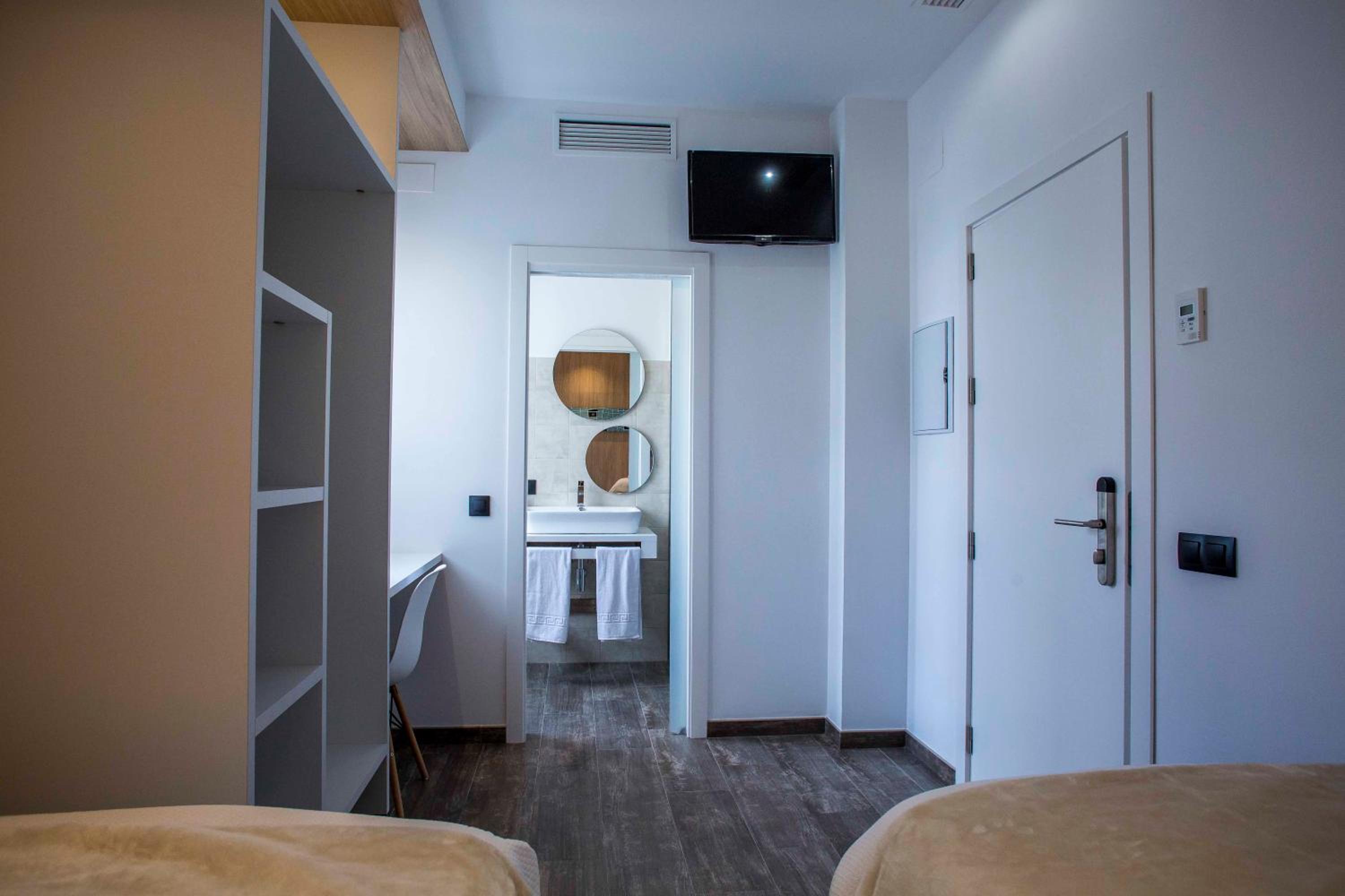 Twin Room with Private Bathroom - Photo 27