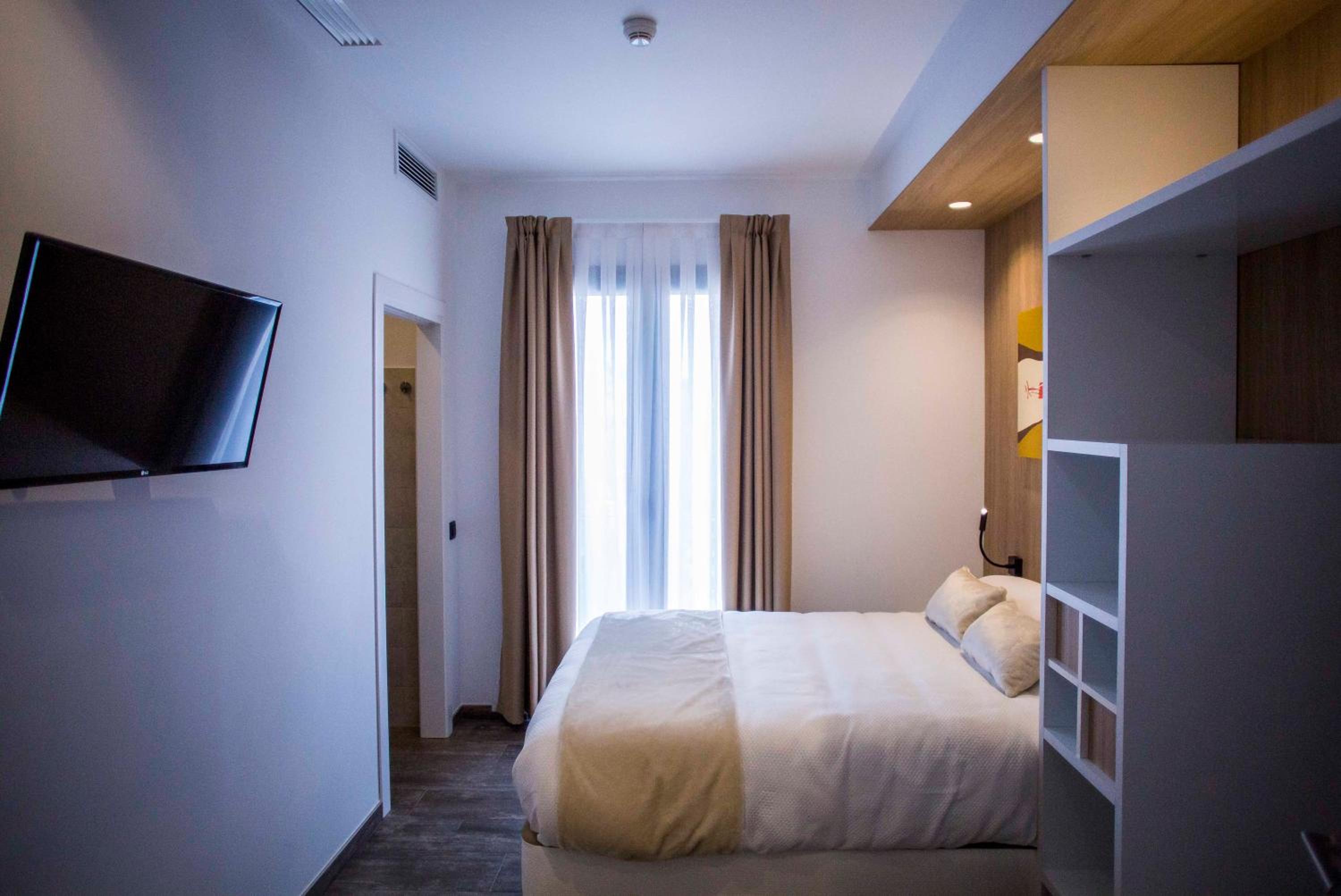 Queen Room with Private Bathroom - Photo 16