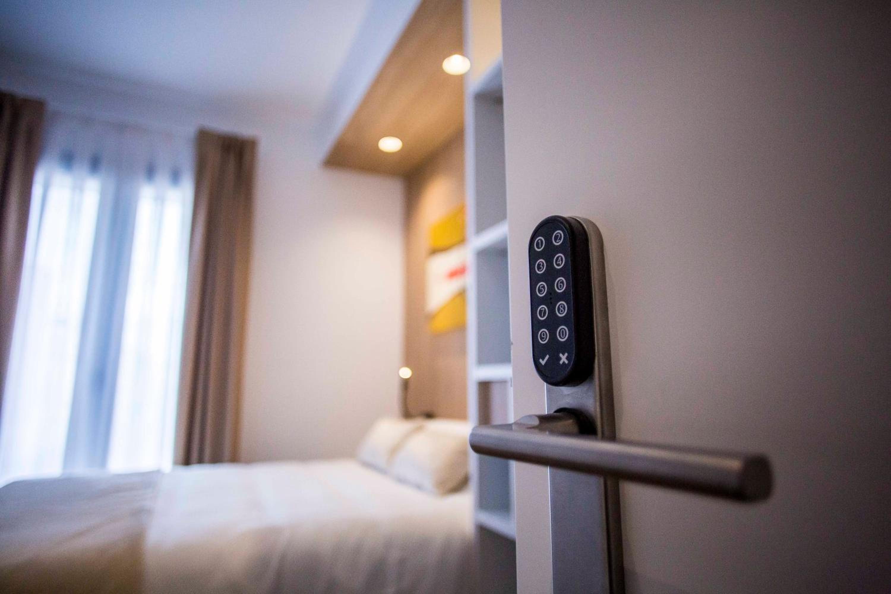 Twin Room with Private Bathroom - Photo 11