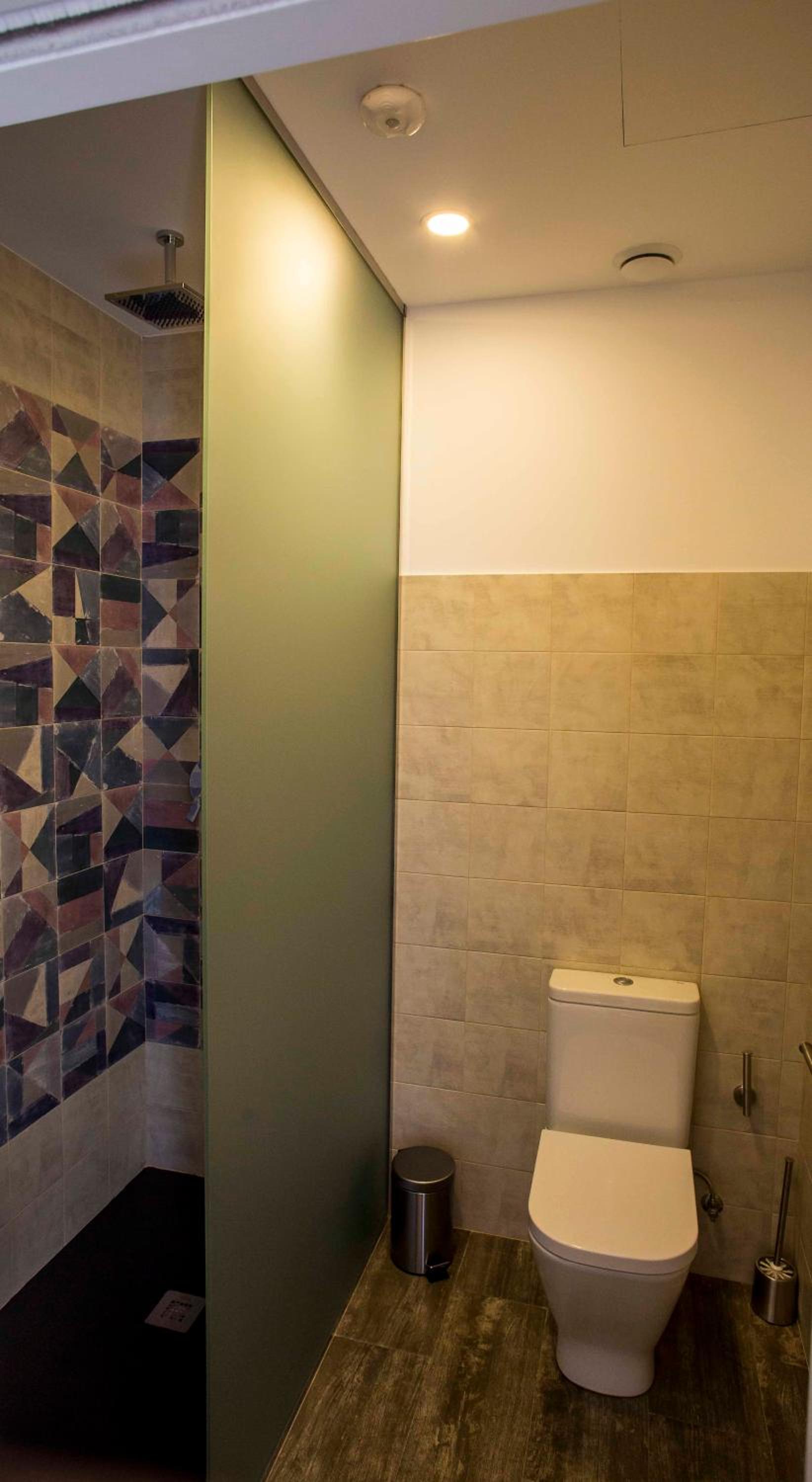 Queen Room with Private Bathroom - Photo 50