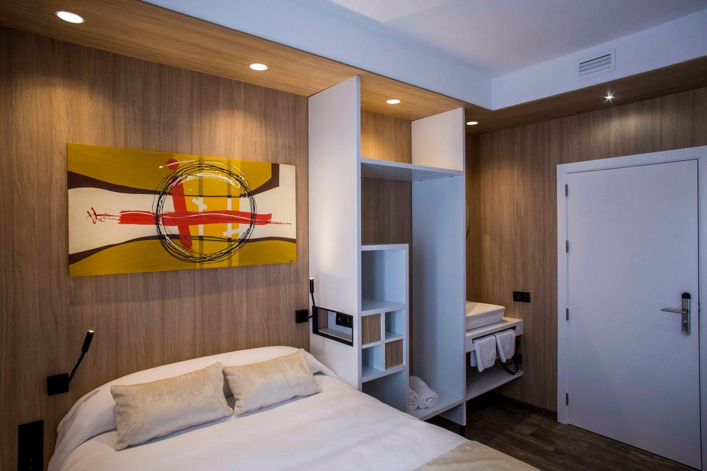 Queen Room with Private Bathroom - Photo 24