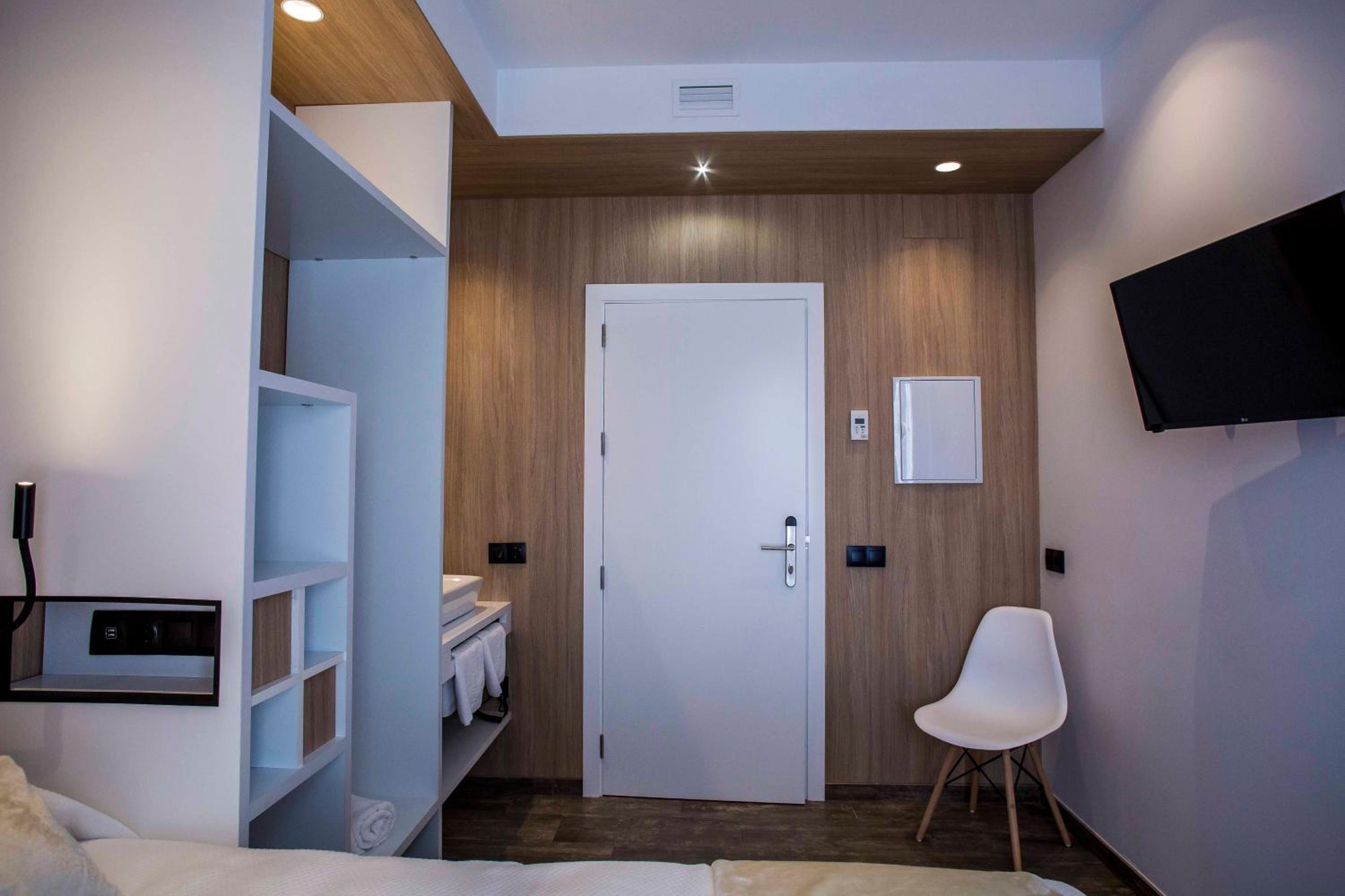 Queen Room with Private Bathroom - Photo 12