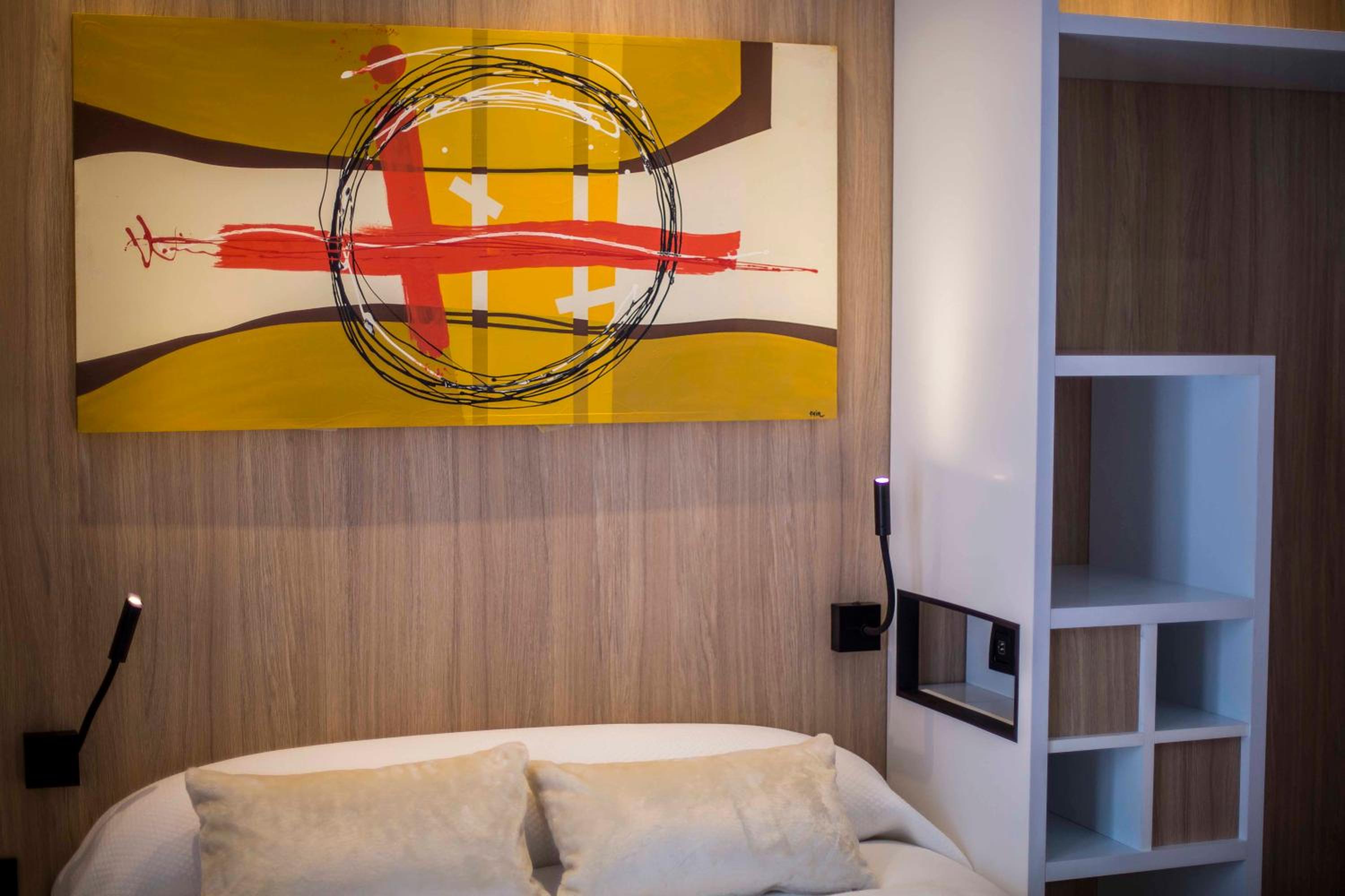 Queen Room with Private Bathroom - Photo 19