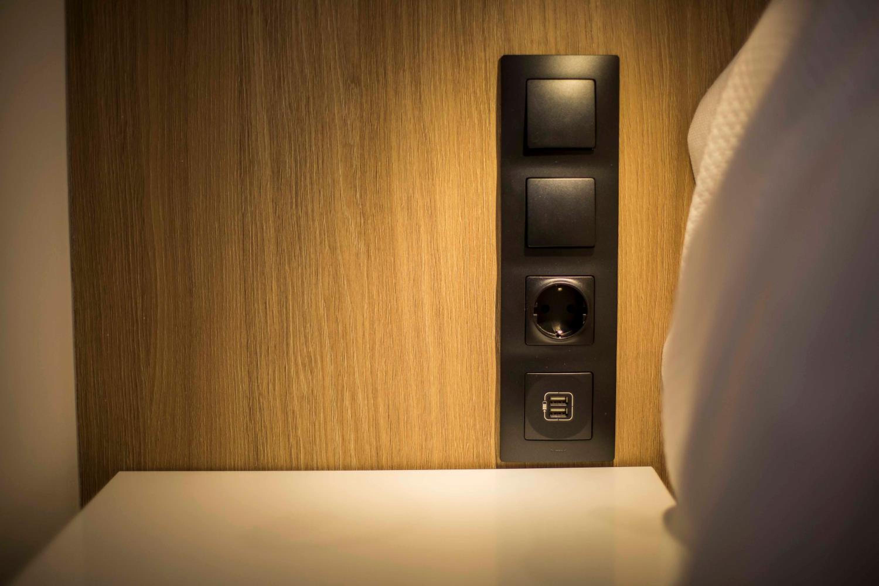 Twin Room with Private Bathroom - Photo 8