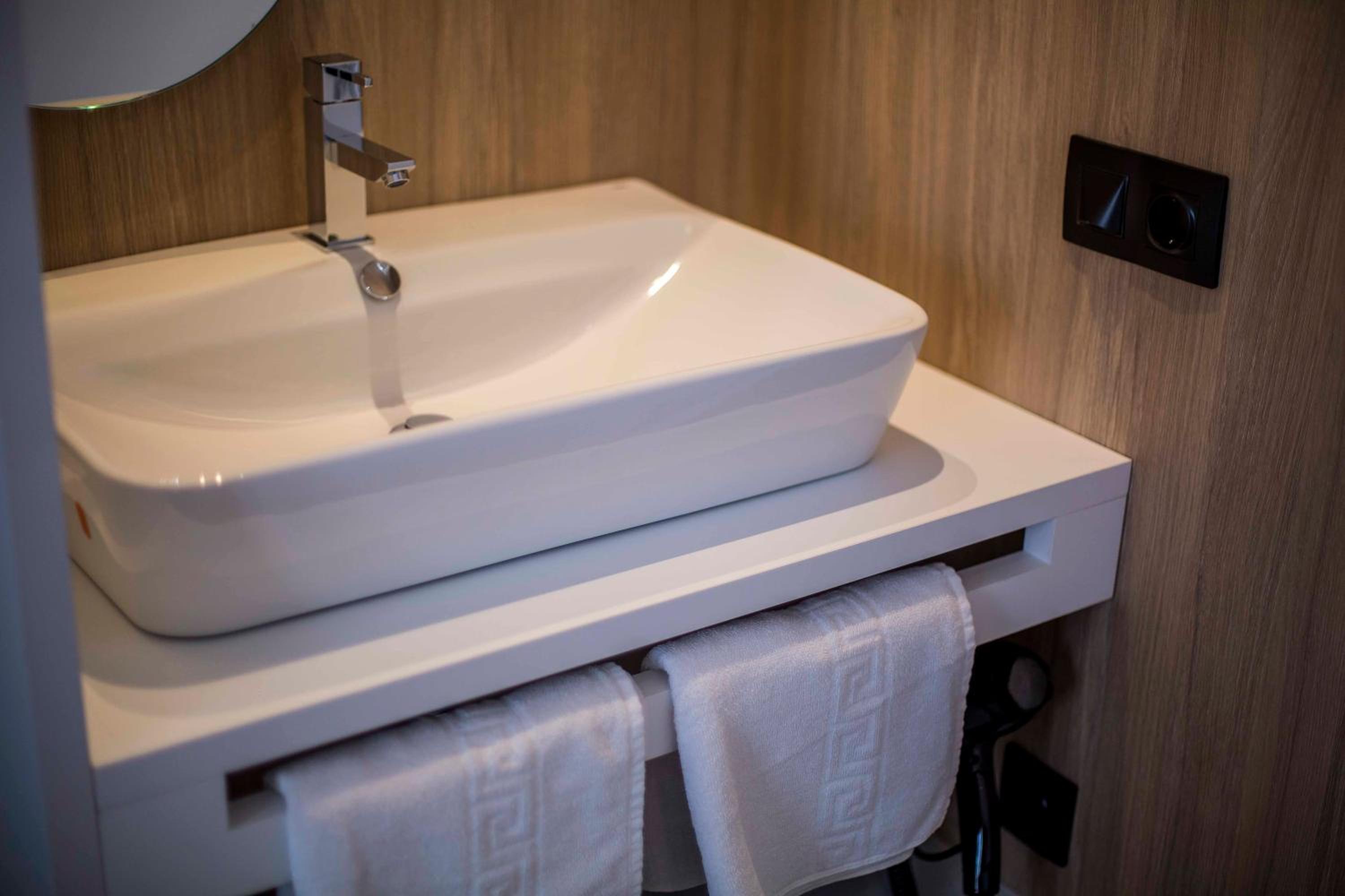 Queen Room with Private Bathroom - Photo 44