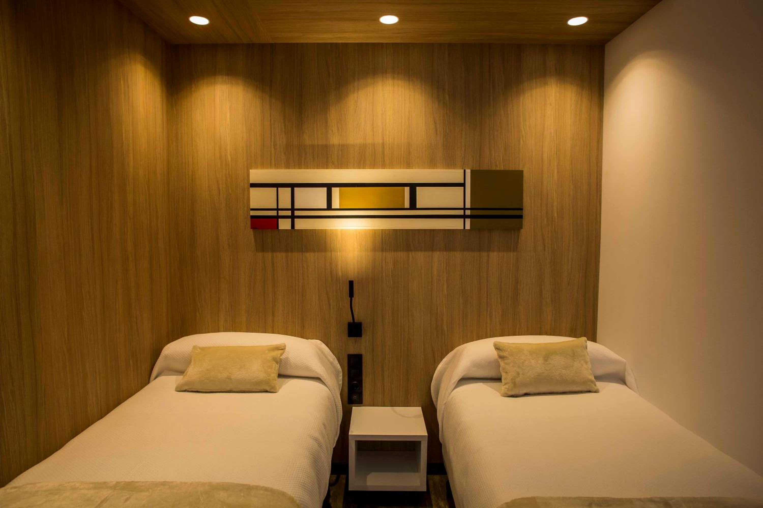 Twin Room with Private Bathroom - Photo 25
