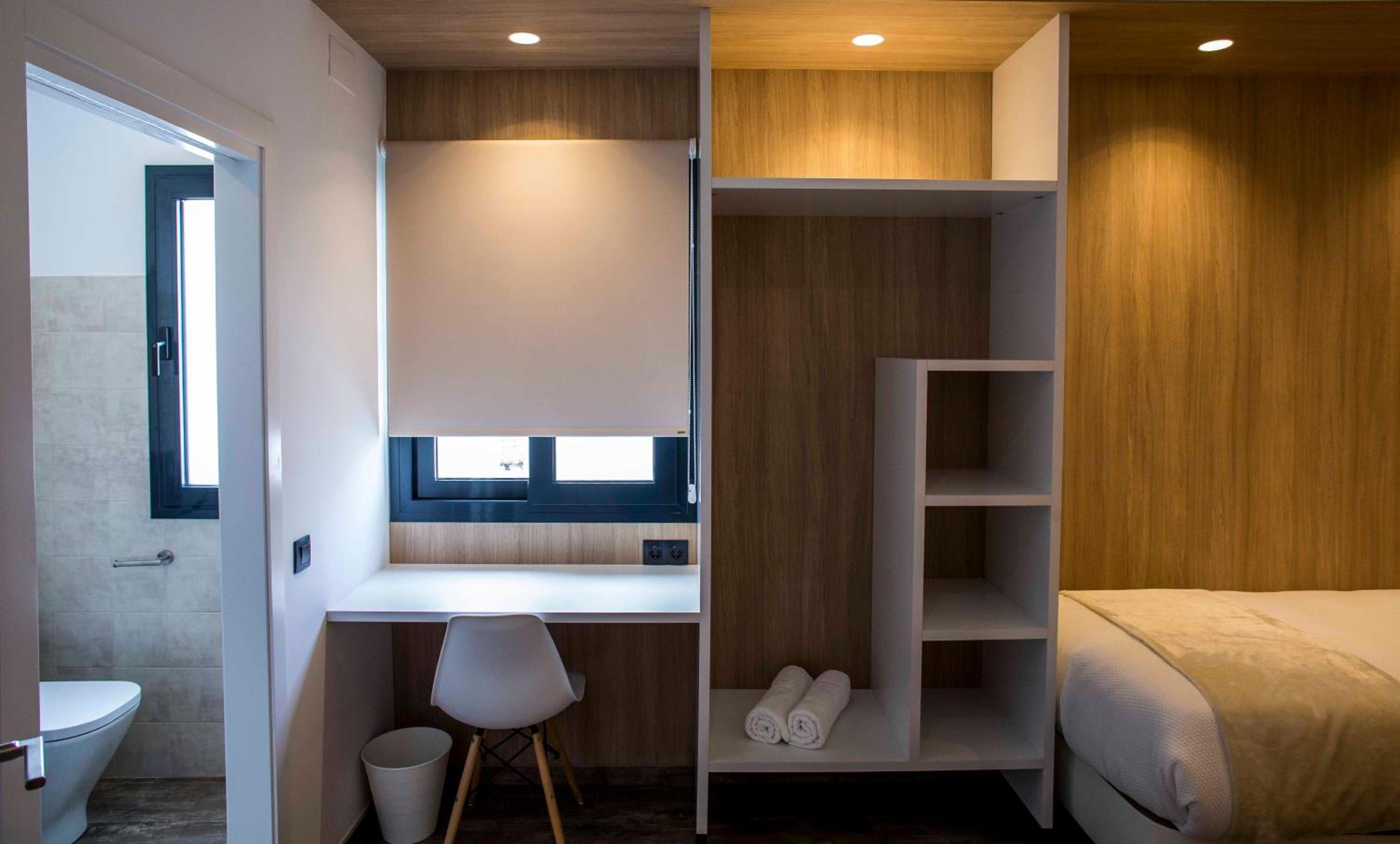 Twin Room with Private Bathroom - Photo 23