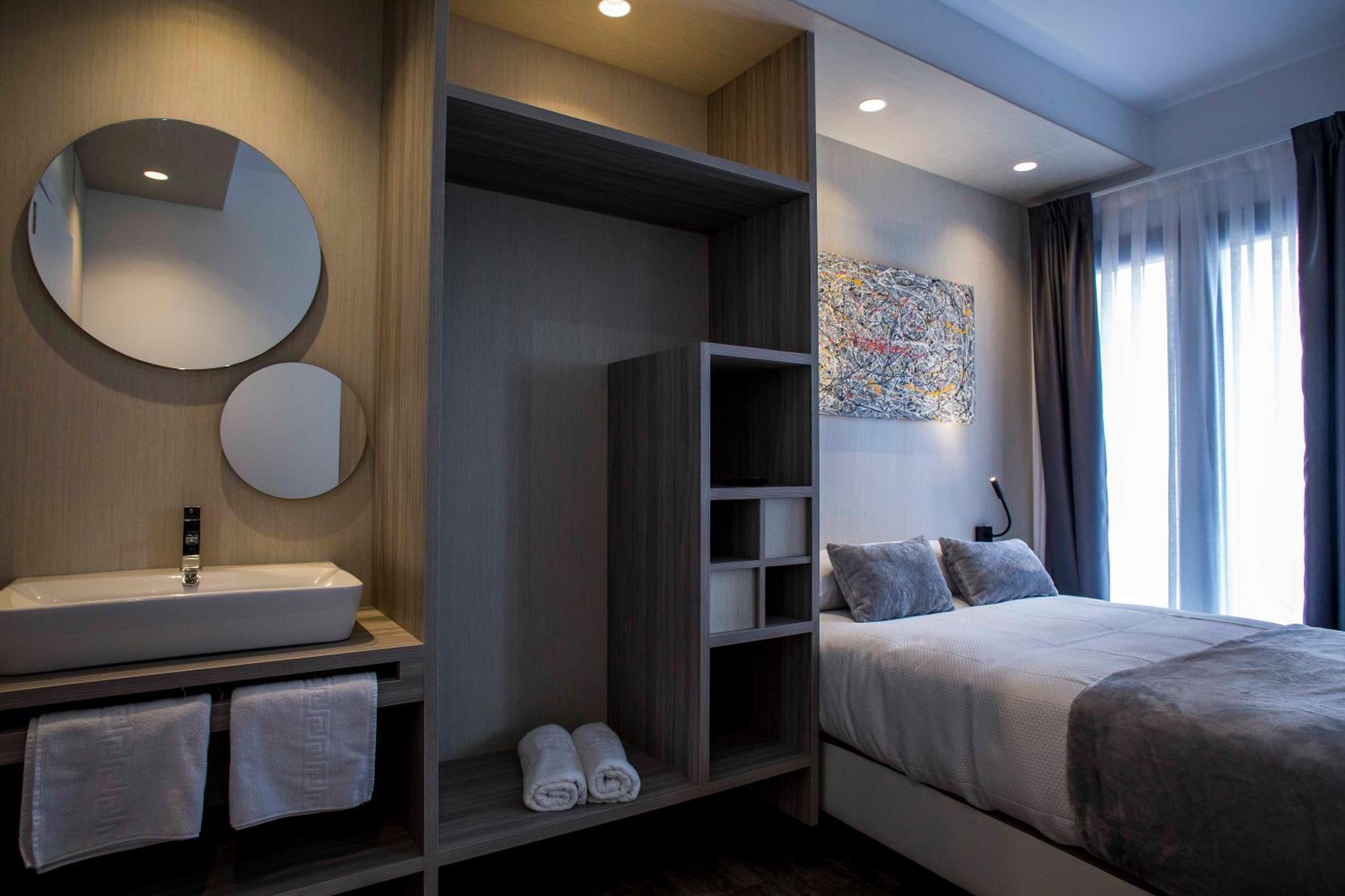 Queen Room with Private Bathroom - Photo 15