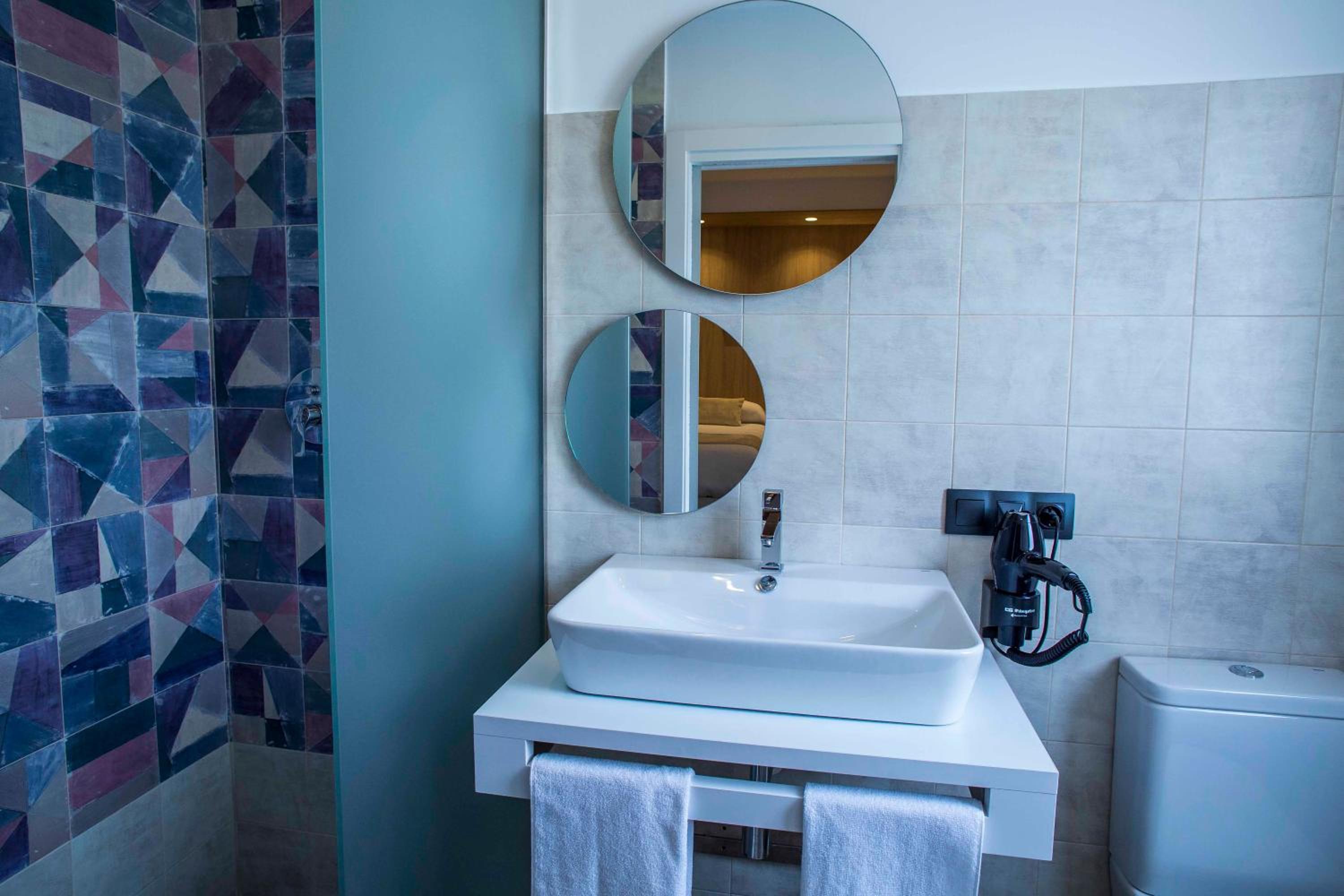 Twin Room with Private Bathroom - Photo 6