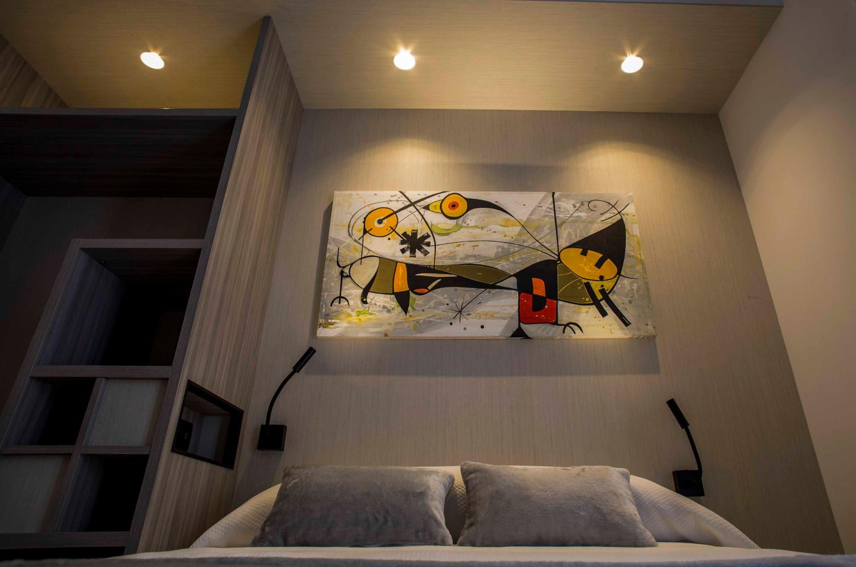 Queen Room with Private Bathroom - Photo 4