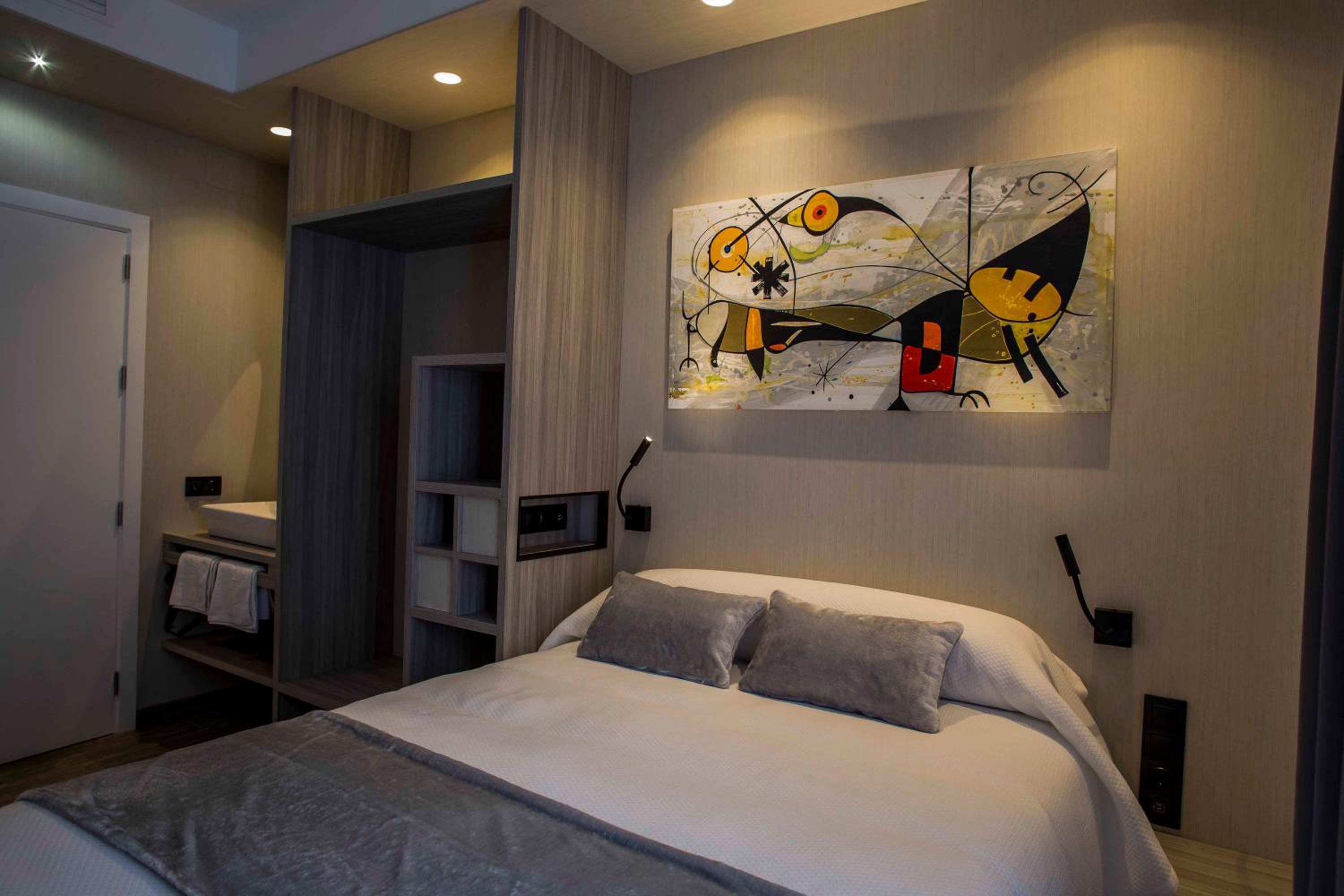 Queen Room with Private Bathroom - Photo 23