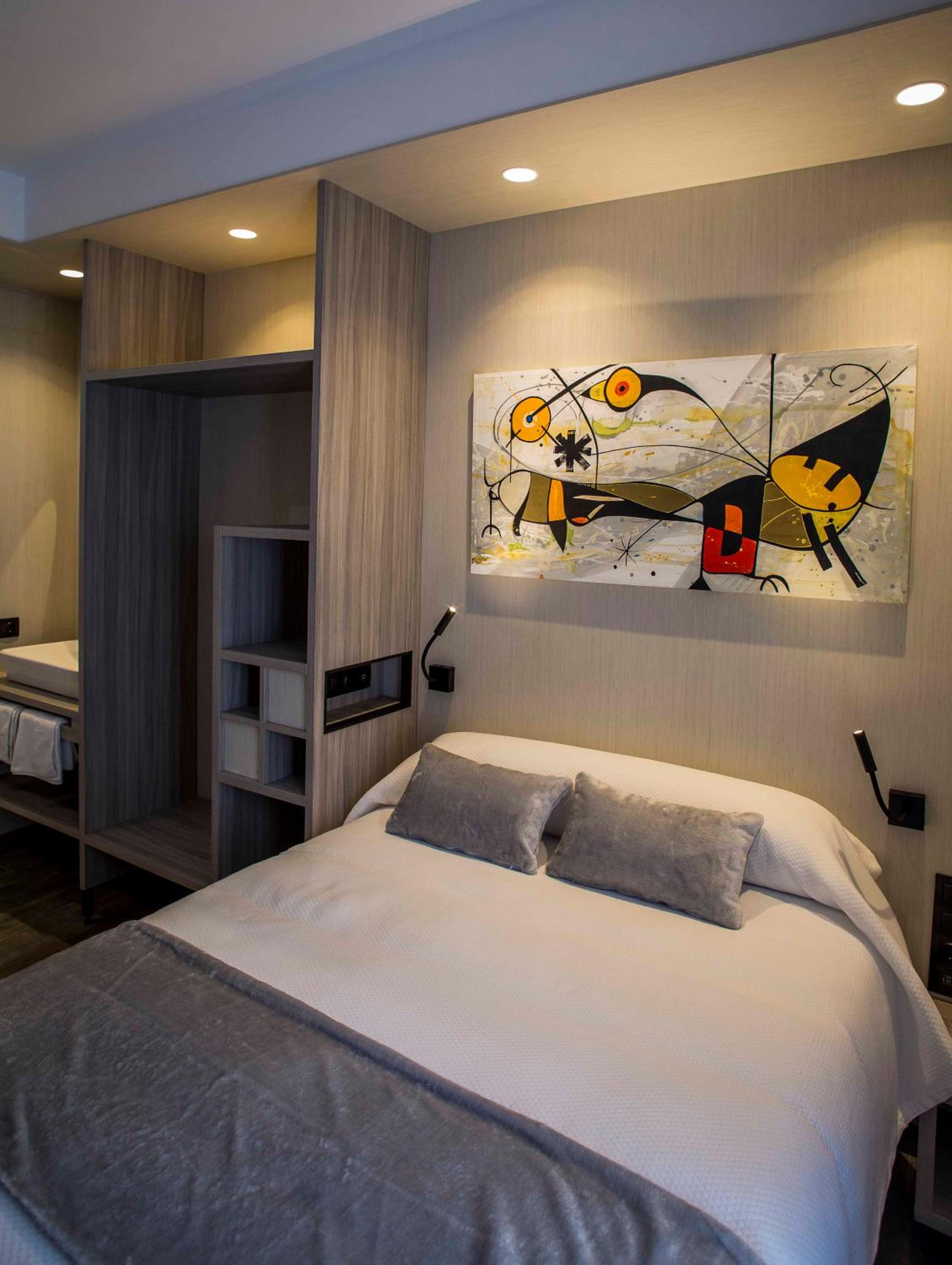 Queen Room with Private Bathroom - Photo 11