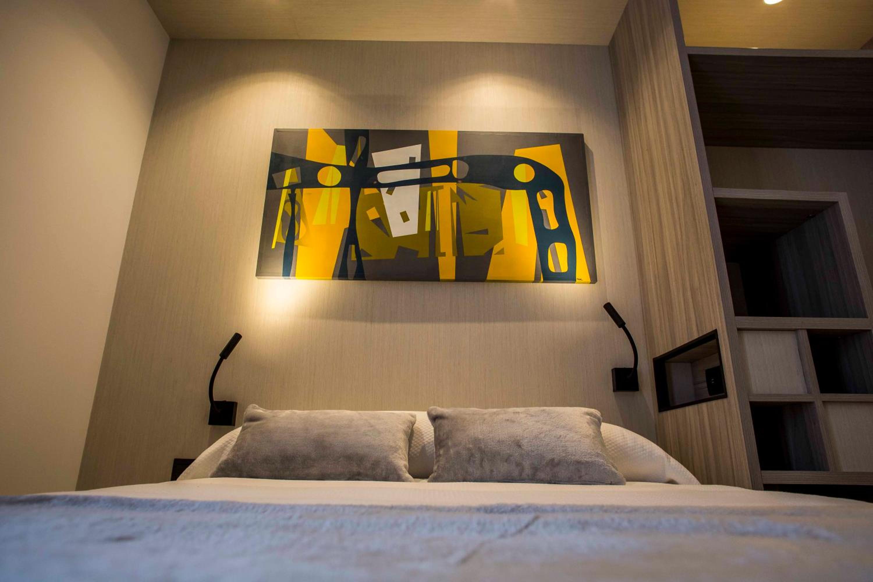 Queen Room with Private Bathroom - Photo 8