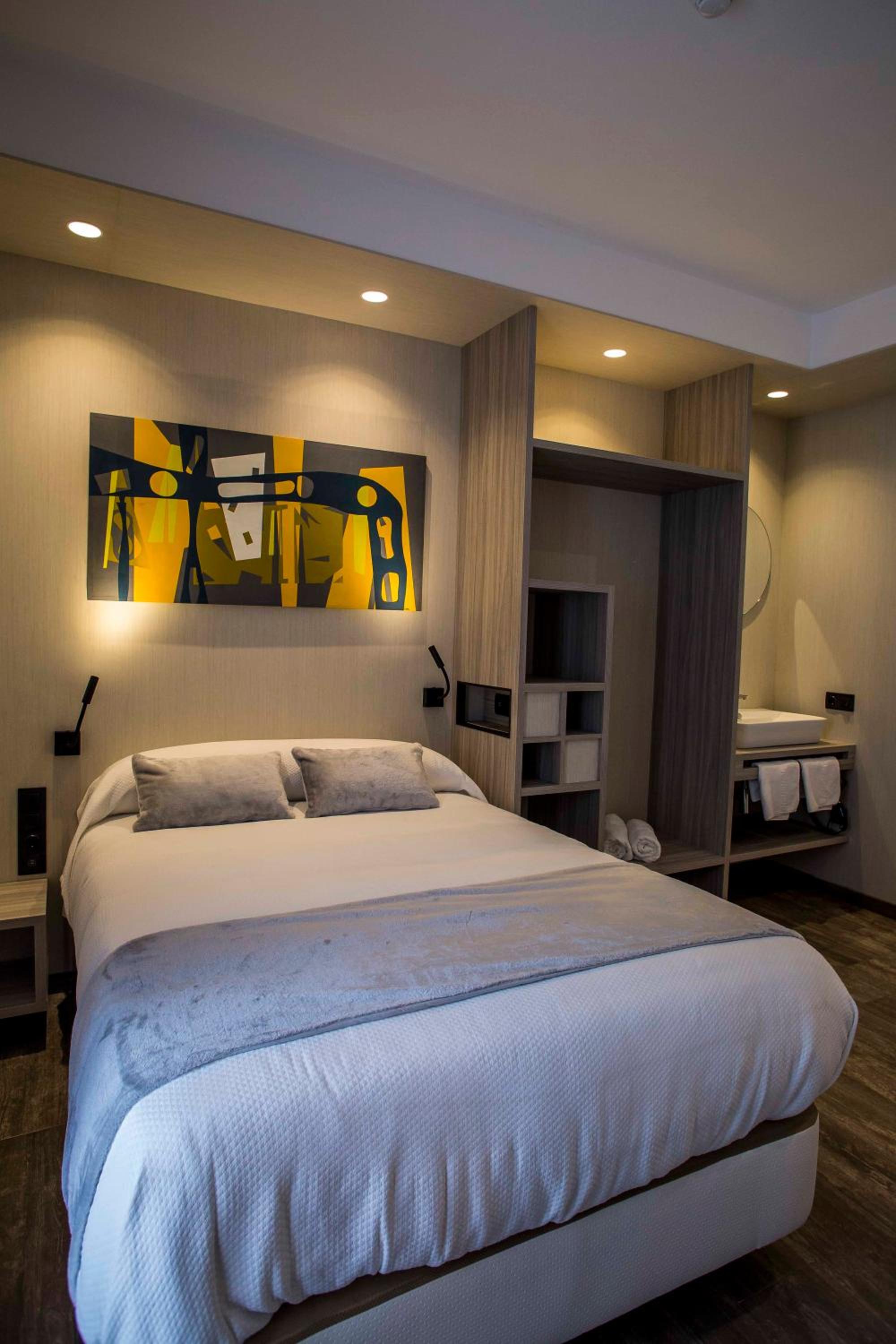Queen Room with Private Bathroom - Photo 17