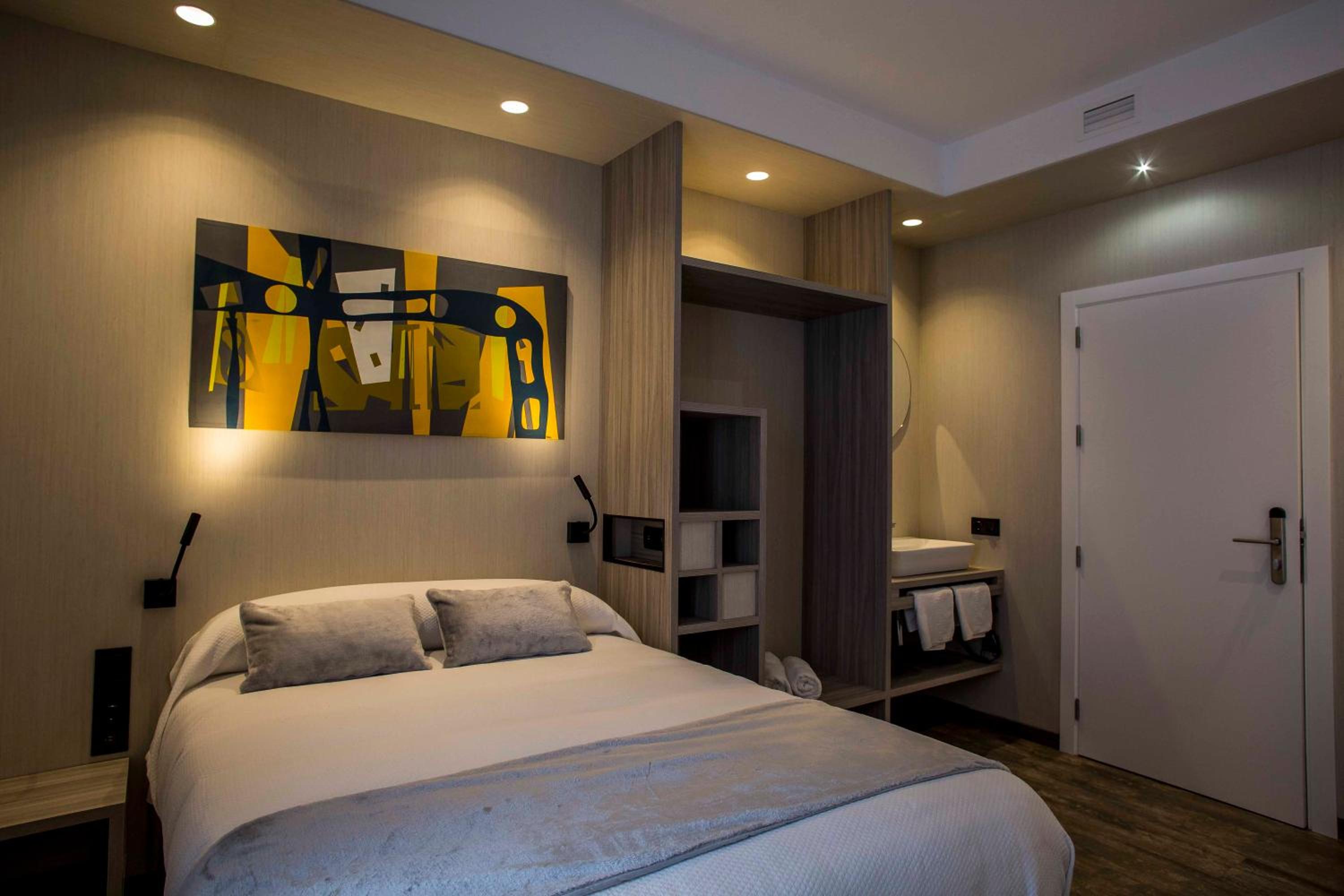 Queen Room with Private Bathroom - Photo 13