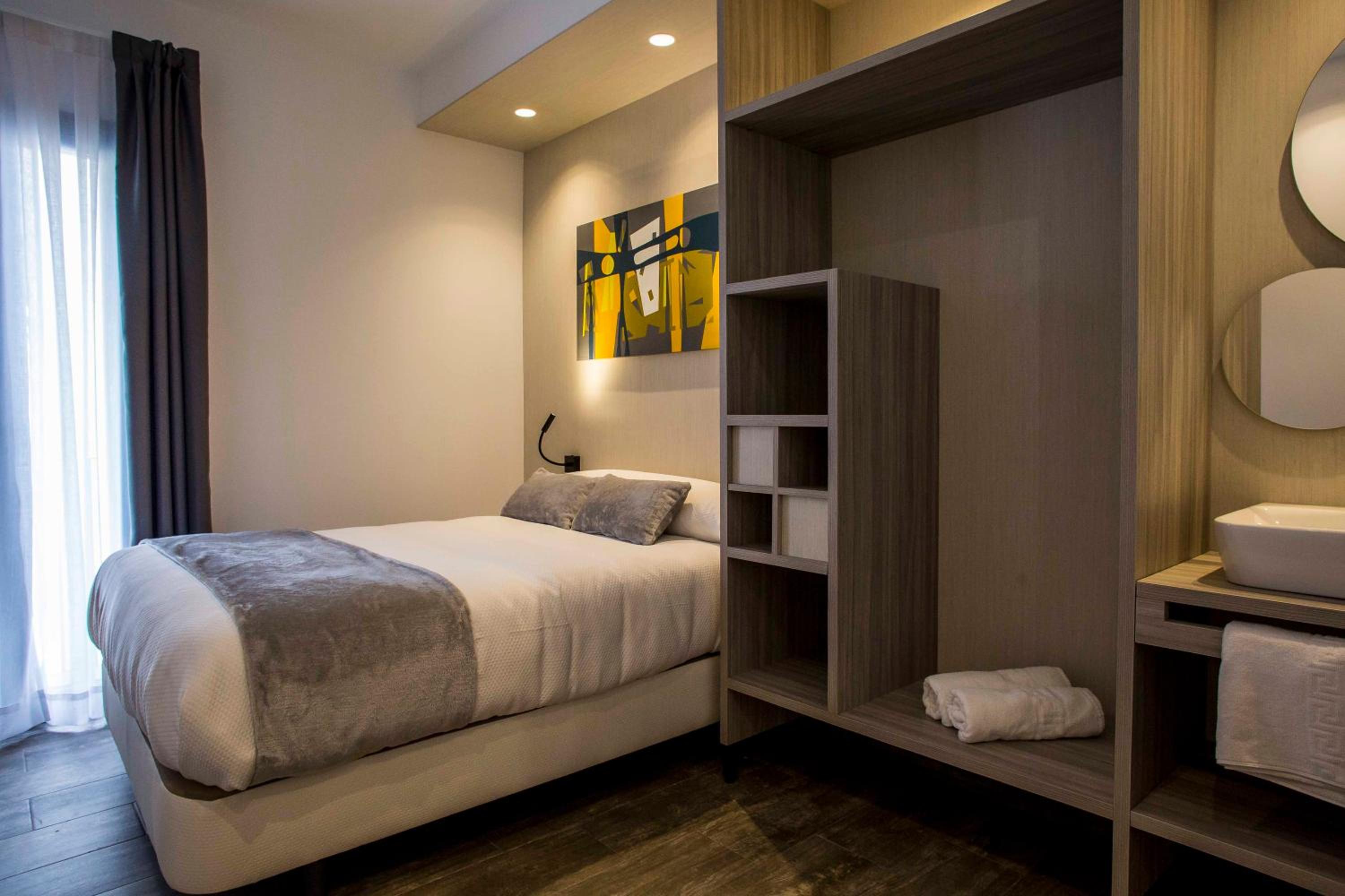 Queen Room with Private Bathroom - Photo 10