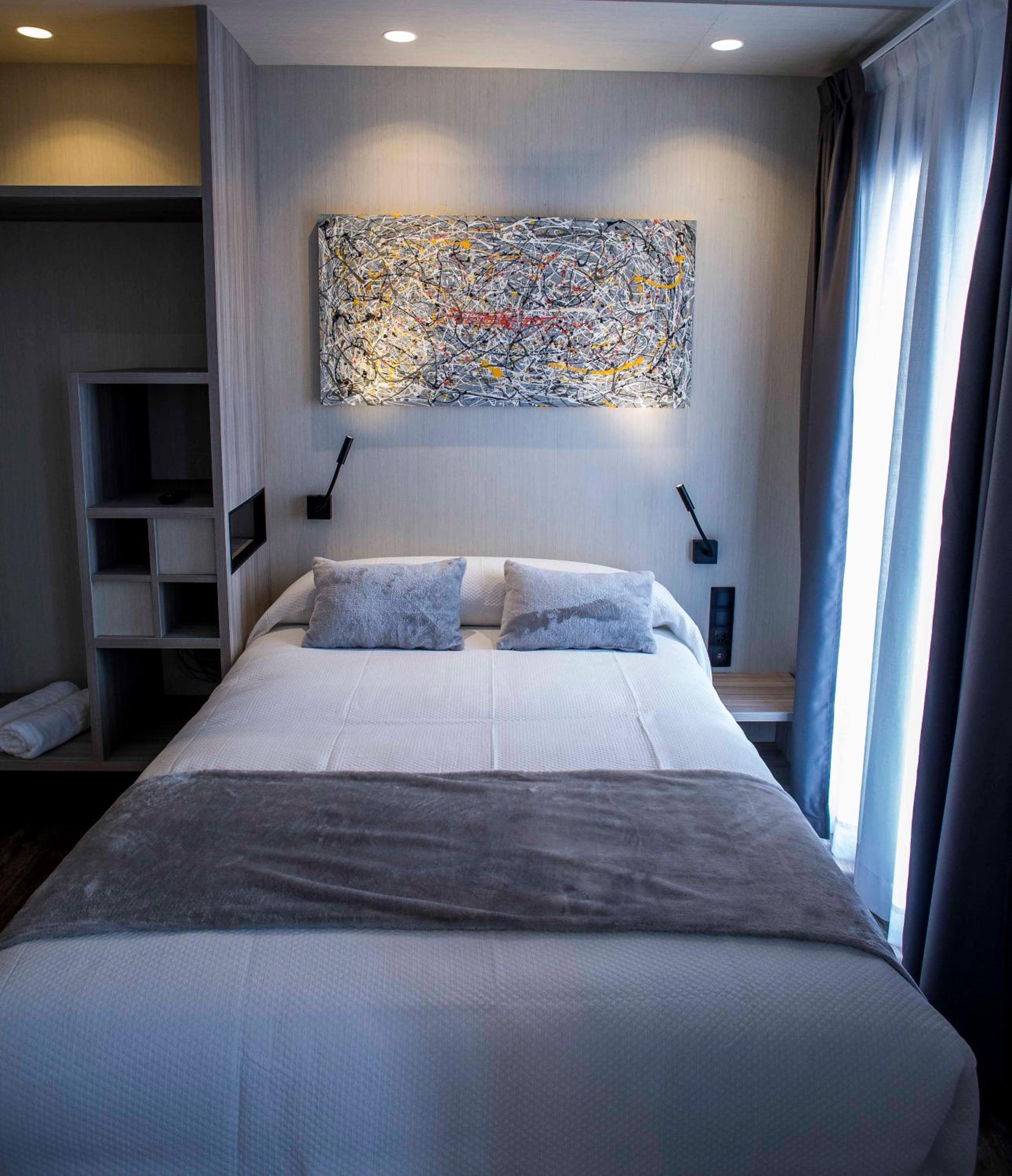 Queen Room with Private Bathroom - Photo 1