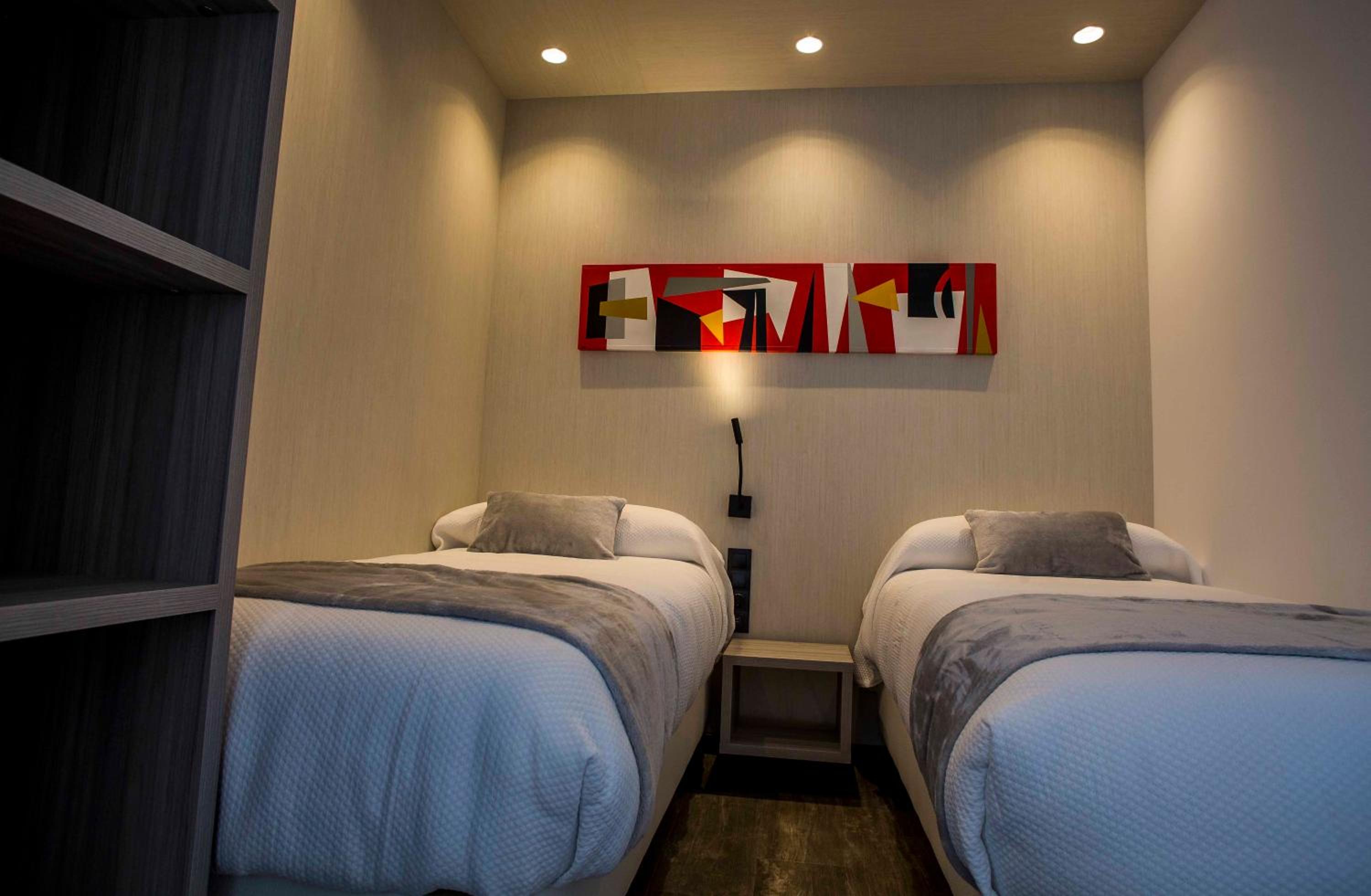 Twin Room with Private Bathroom - Photo 29