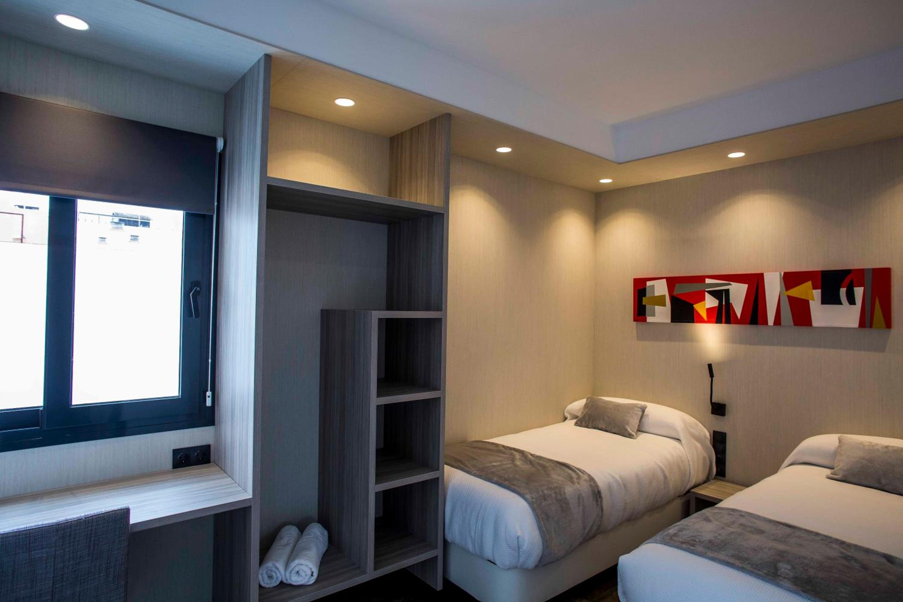 Twin Room with Private Bathroom - Photo 28